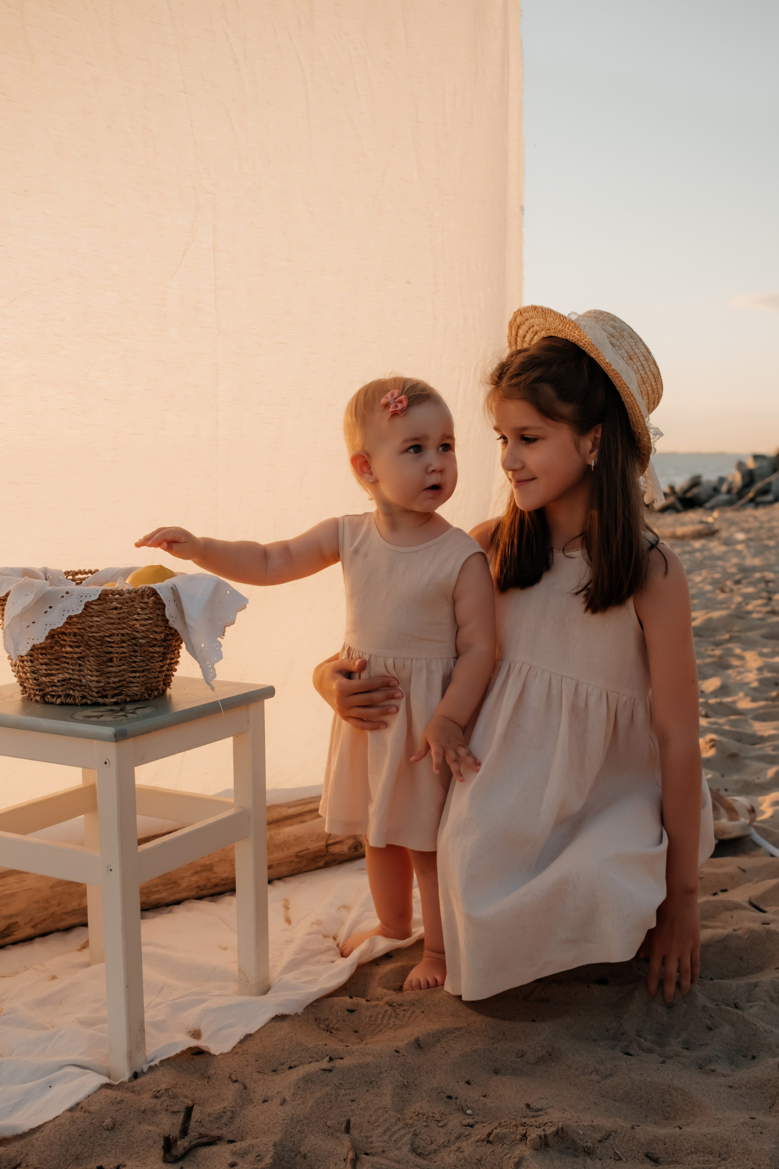 Катя с дочками на берегу. Фотограф в Новосибирске Диана Ильиных