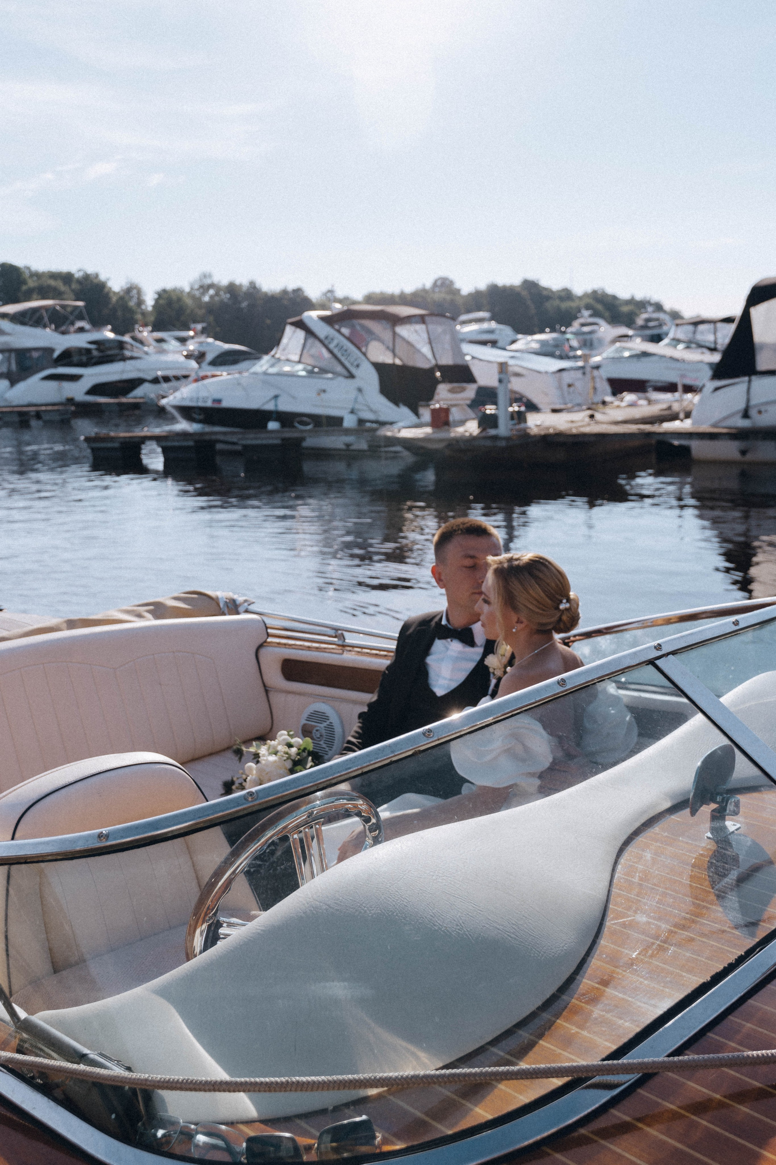 СВАДЕНБНАЯ СЬЕМКА НА КАТЕРЕ ПО КАНАЛАМ САНКТ-ПЕТЕРБУРГА И В АКВАТОРИИ НЕВЫ. Профессиональный фотограф, Санкт-Петербург — Виктория Богомолова
