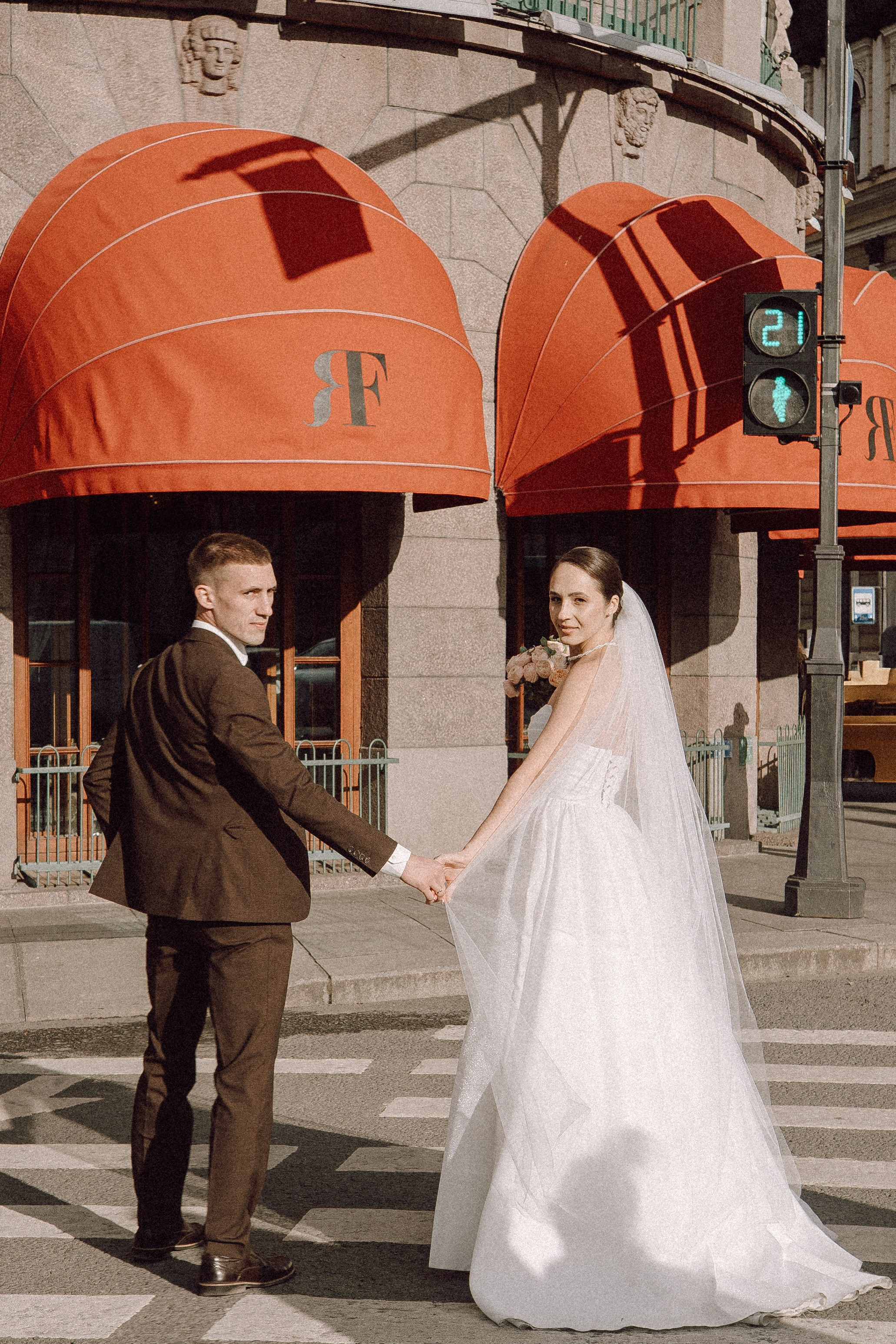 СВАДЕБНАЯ ПРОГУЛКА В САНТК-ПЕТЕРБУРГЕ (ИСАКИЕВСКИЙ СОБОР, ЗИМНЯЯ КАНАВКА, ЭРМИТАЖ И БОЛЬШАЯ МОРСКАЯ УЛИЦА). Профессиональный фотограф, Санкт-Петербург — Виктория Богомолова