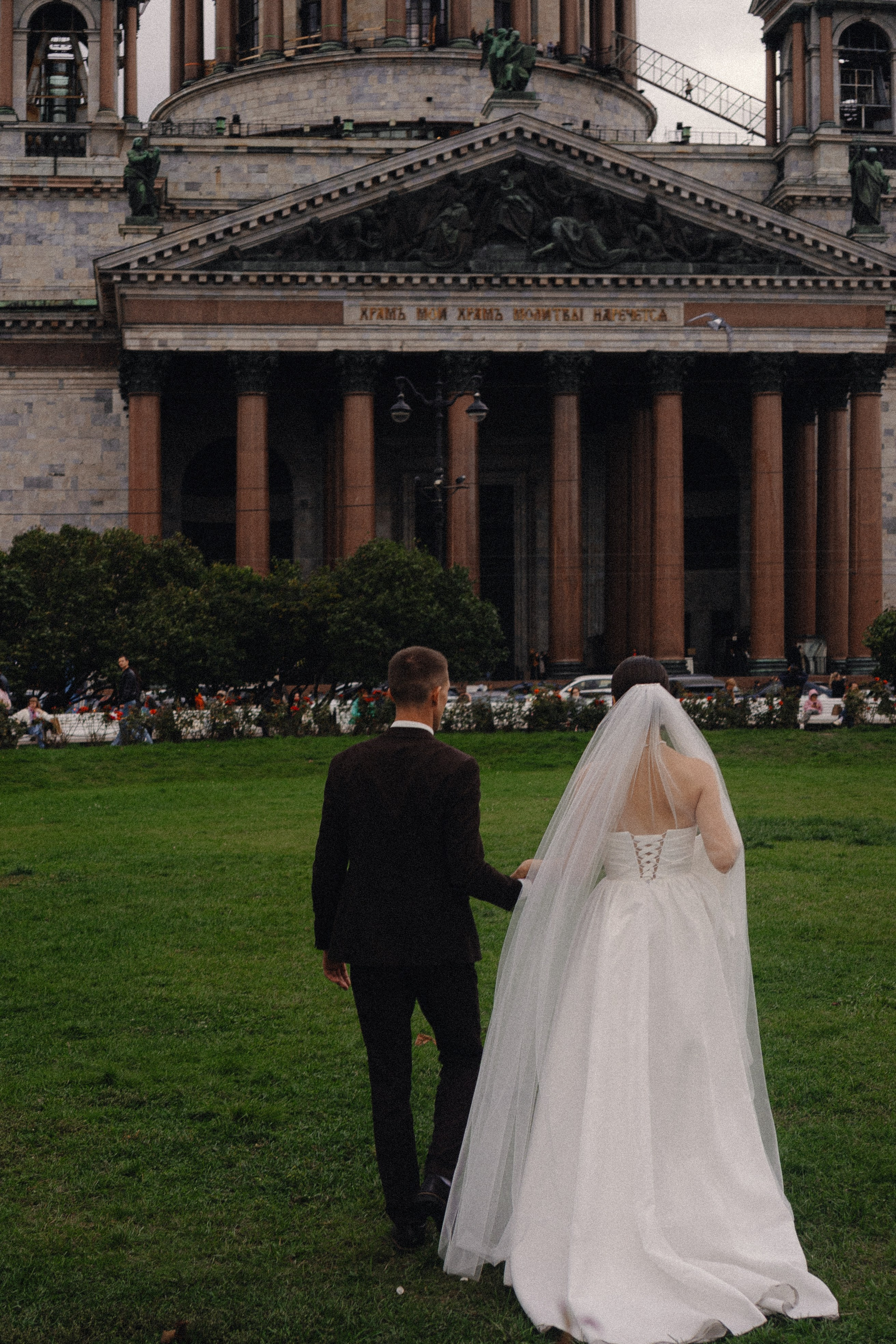 СВАДЕБНАЯ ПРОГУЛКА В САНТК-ПЕТЕРБУРГЕ (ИСАКИЕВСКИЙ СОБОР, ЗИМНЯЯ КАНАВКА, ЭРМИТАЖ И БОЛЬШАЯ МОРСКАЯ УЛИЦА). Профессиональный фотограф, Санкт-Петербург — Виктория Богомолова