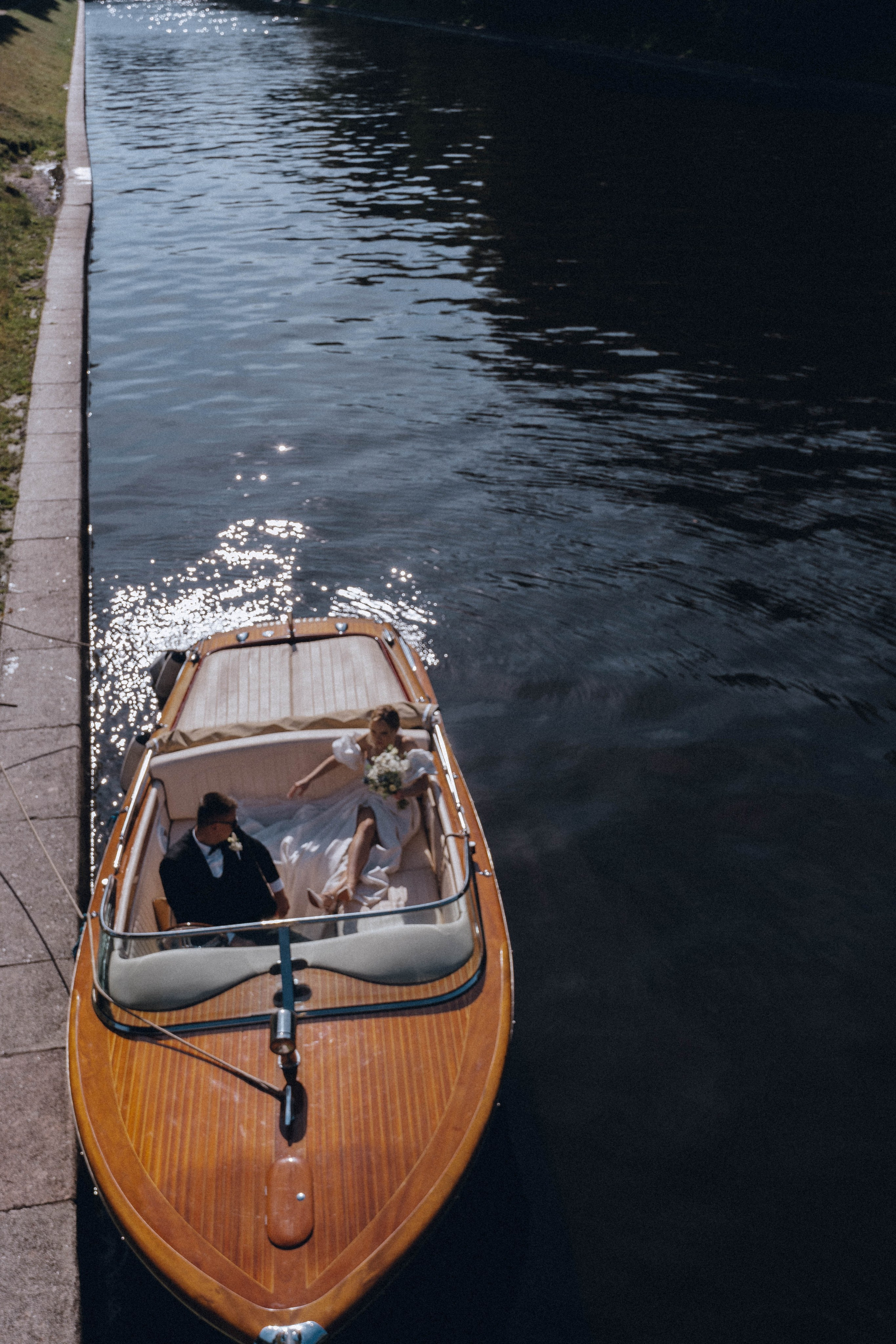 СВАДЕНБНАЯ СЬЕМКА НА КАТЕРЕ ПО КАНАЛАМ САНКТ-ПЕТЕРБУРГА И В АКВАТОРИИ НЕВЫ. Профессиональный фотограф, Санкт-Петербург — Виктория Богомолова