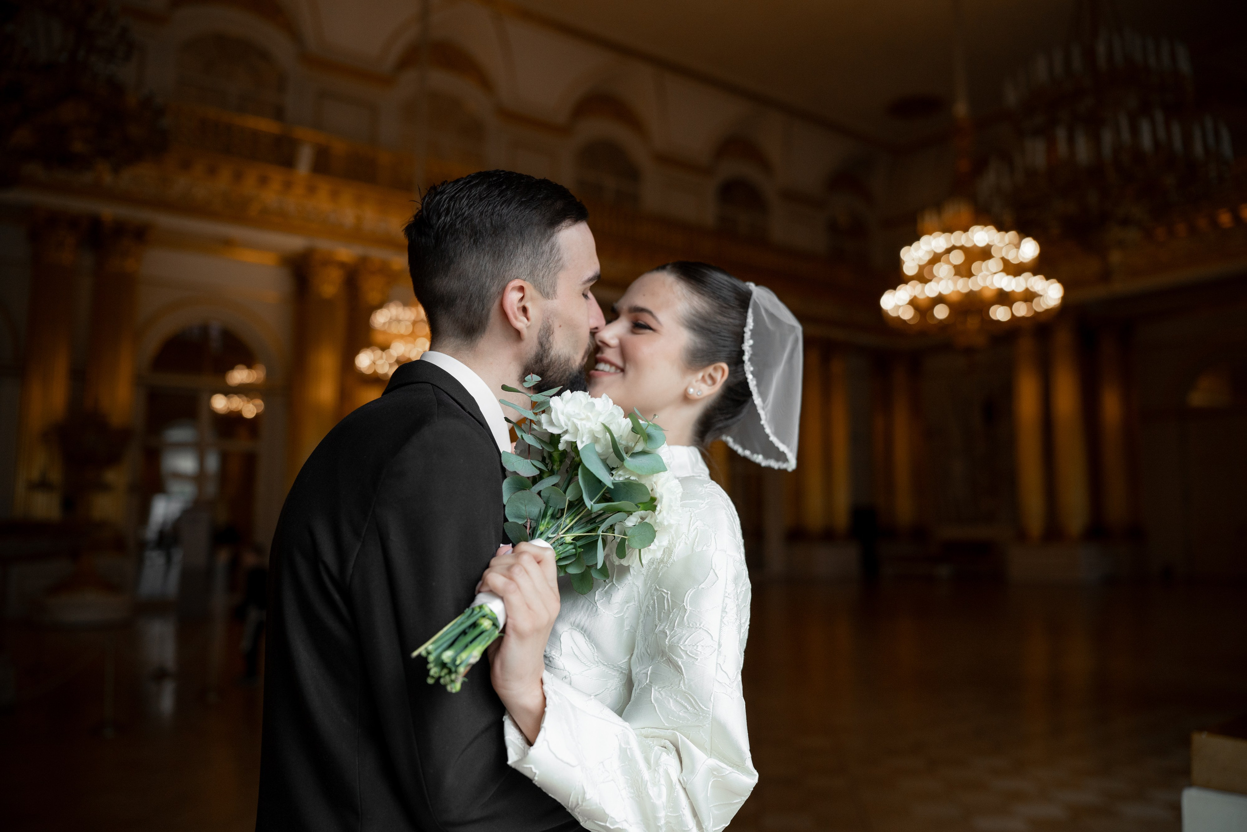 Свадебная фотосессия в Апреле в Петербурге. Свадебный фотограф Александр Невский в Санкт-Петербурге