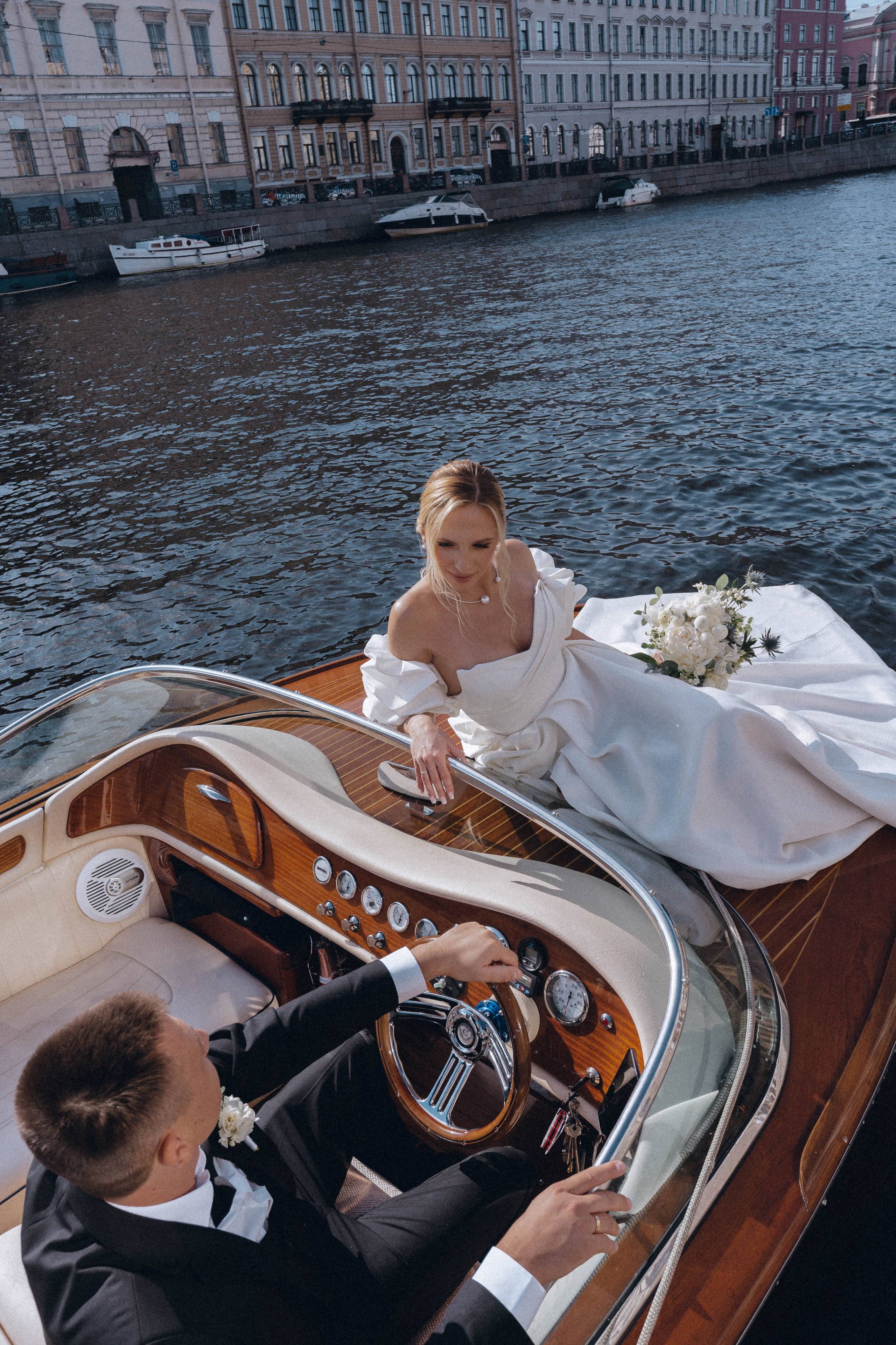 СВАДЕНБНАЯ СЬЕМКА НА КАТЕРЕ ПО КАНАЛАМ САНКТ-ПЕТЕРБУРГА И В АКВАТОРИИ НЕВЫ. Профессиональный фотограф, Санкт-Петербург — Виктория Богомолова