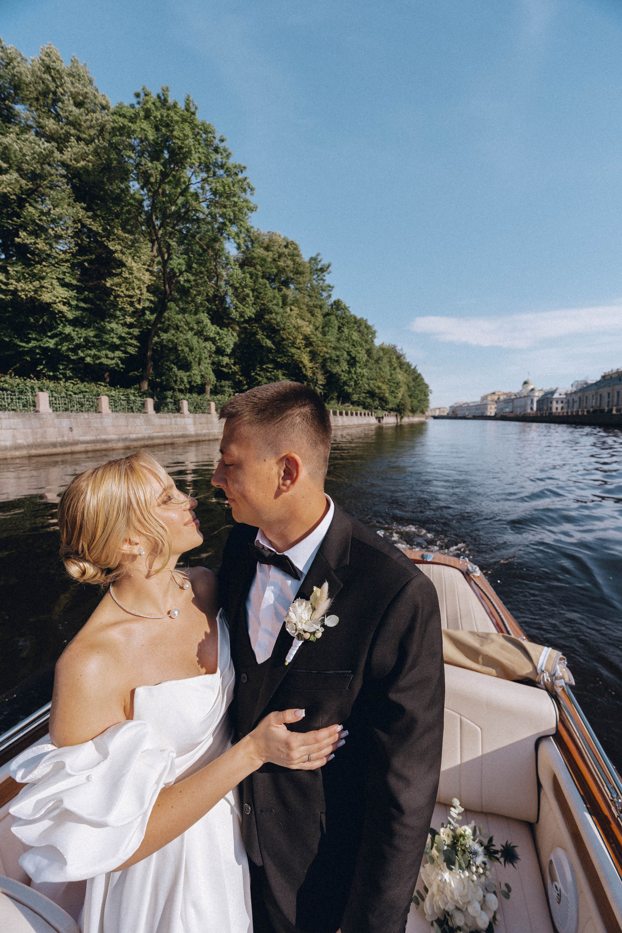 СВАДЕНБНАЯ СЬЕМКА НА КАТЕРЕ ПО КАНАЛАМ САНКТ-ПЕТЕРБУРГА И В АКВАТОРИИ НЕВЫ. Профессиональный фотограф, Санкт-Петербург — Виктория Богомолова