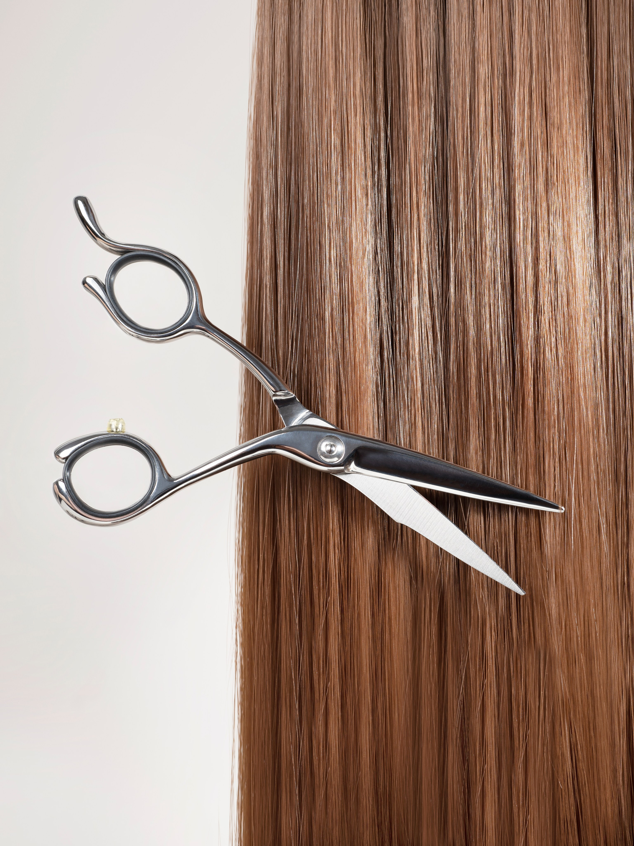 фотосъемка ножниц парикмахеров с волосами