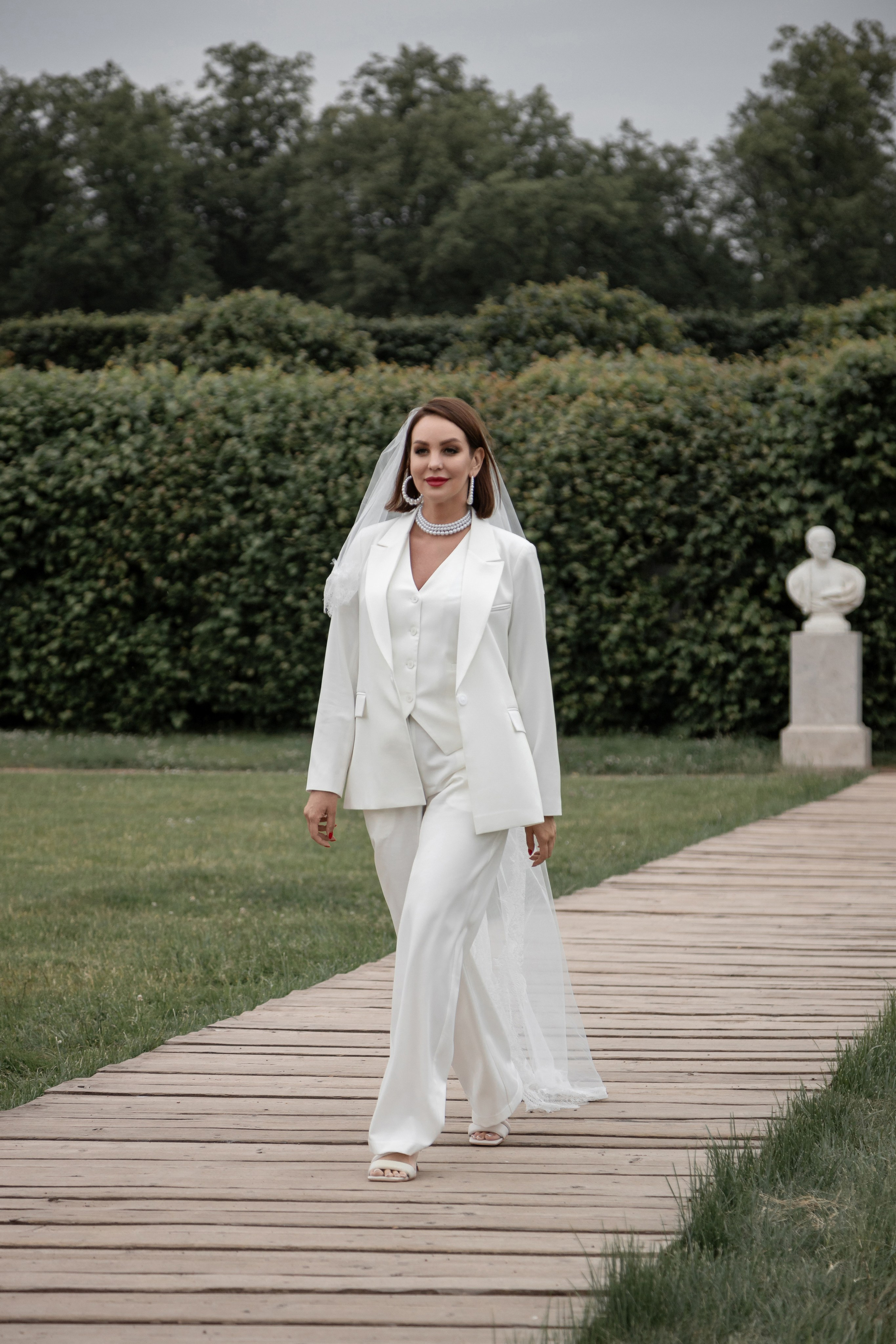 Невеста в белом костюме в Архангельском. Фотограф Гладков