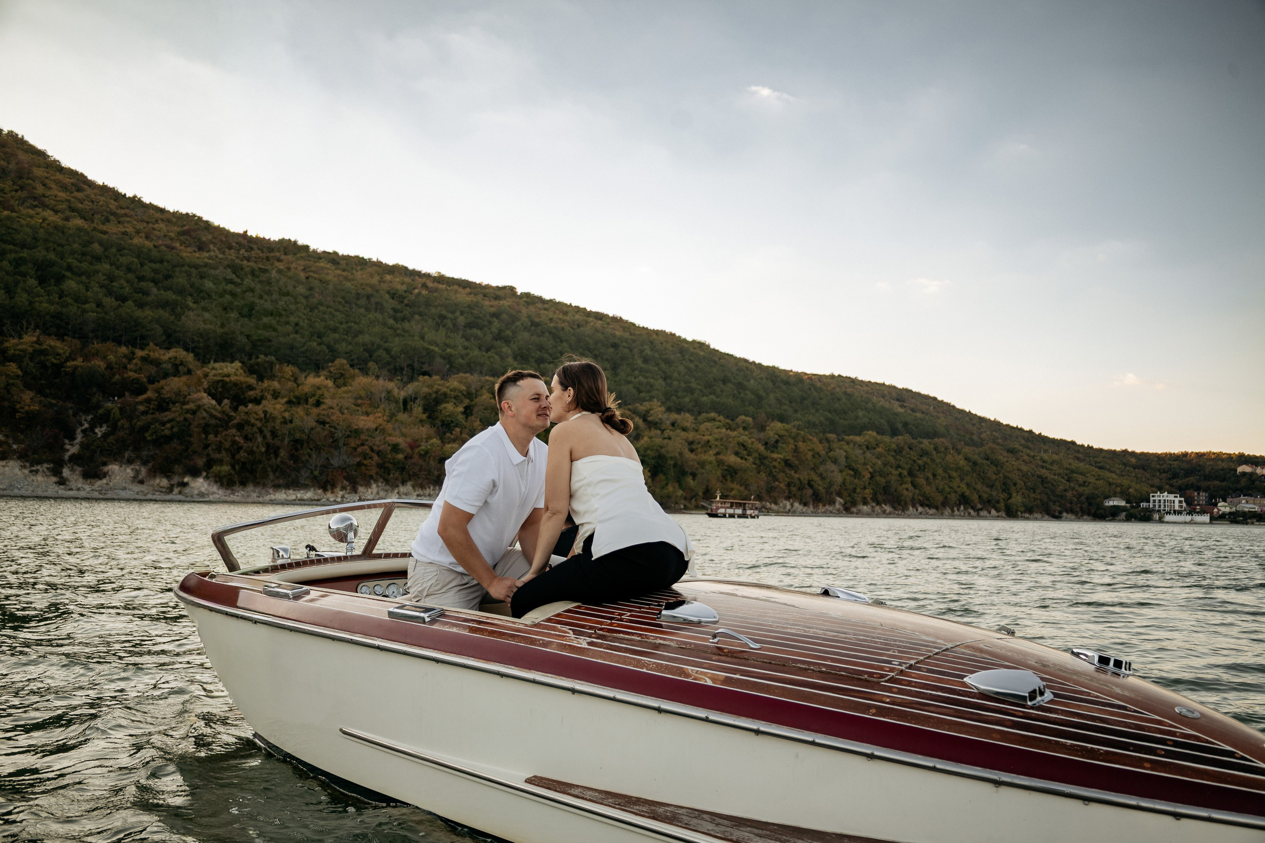 Профессиональная фотосессия на воде в живописной локации