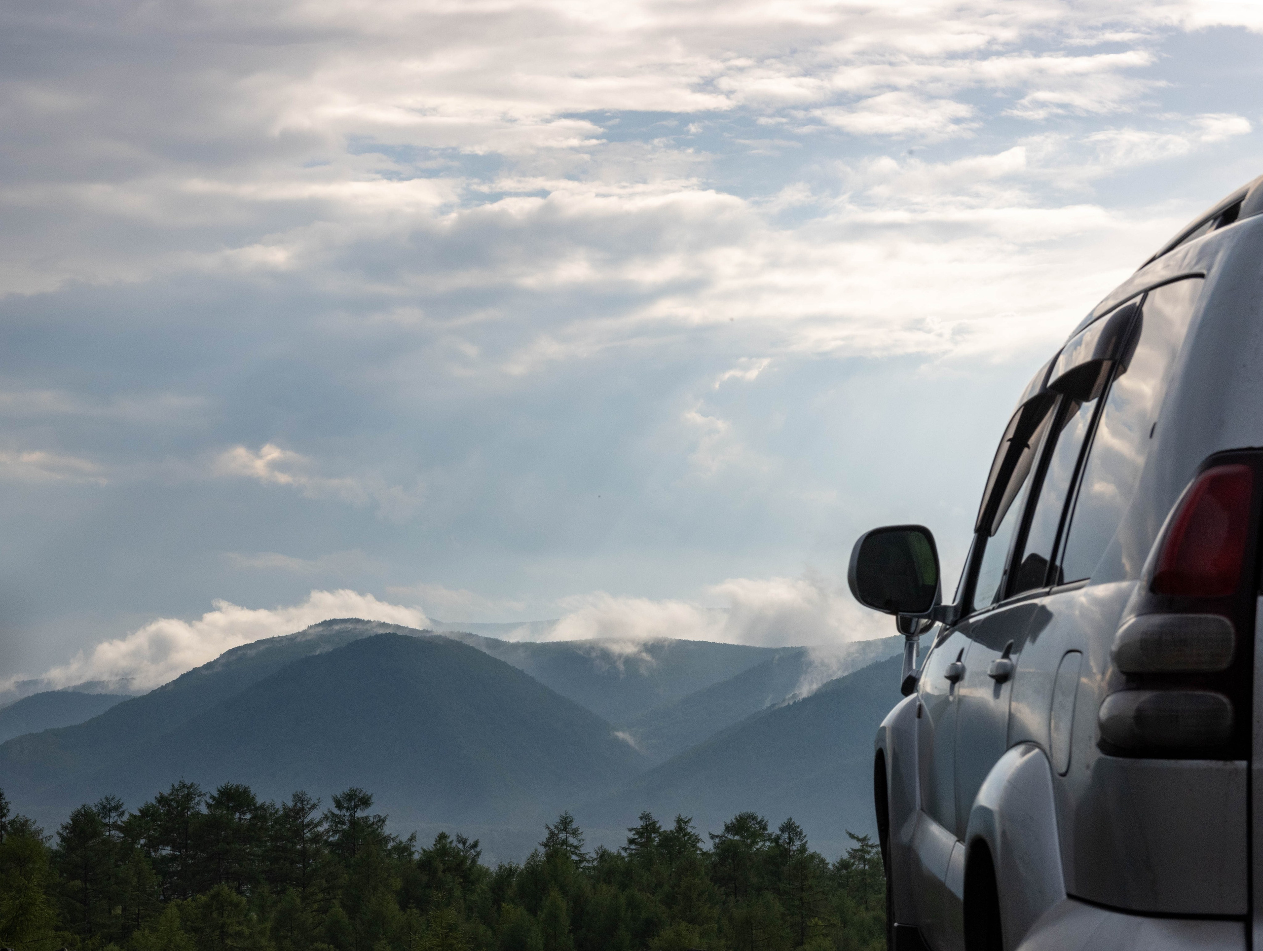 машина на фоне гор