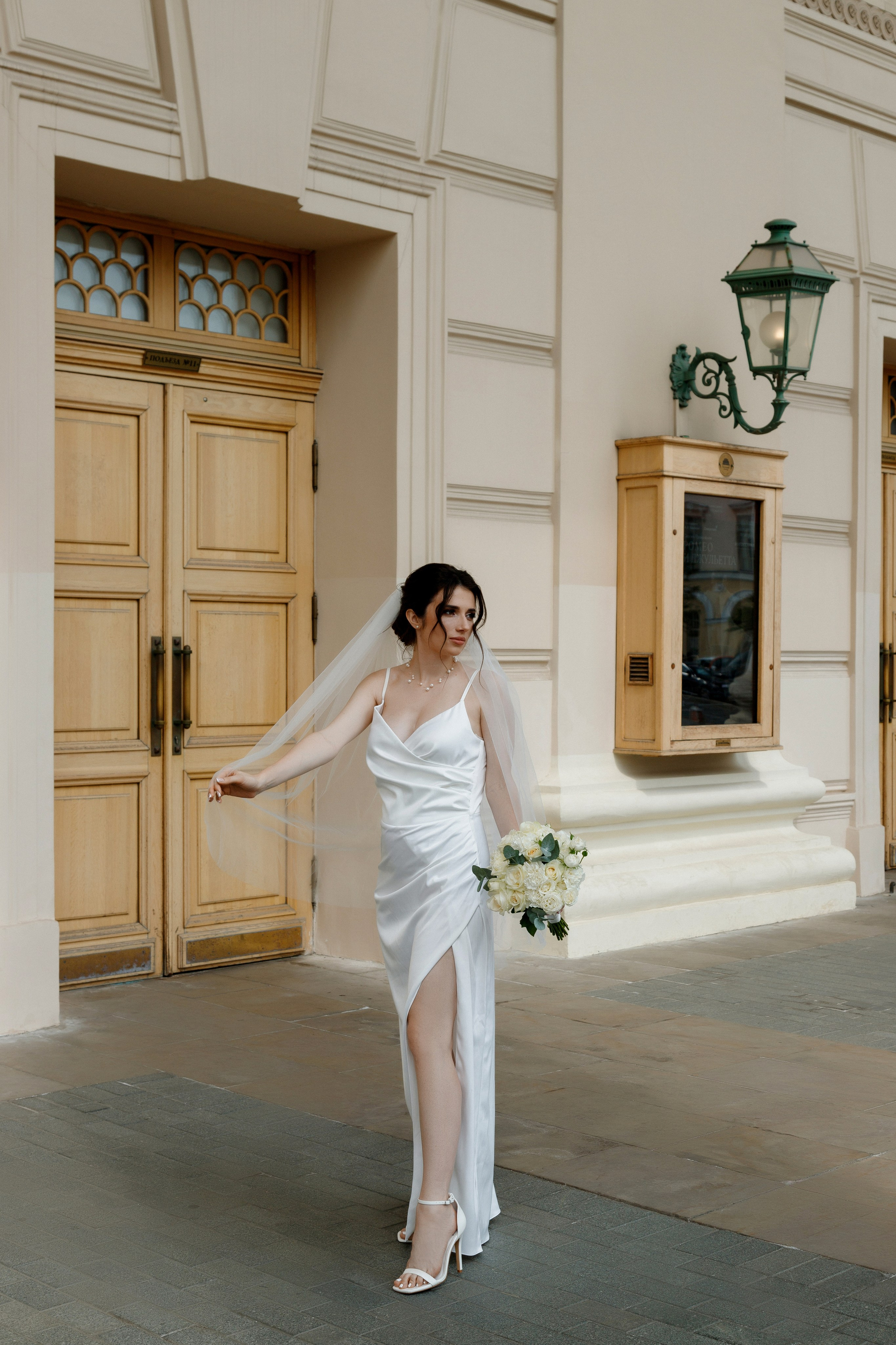 Свадебная фотосессия около Большого Театра. Фотограф Александра Сыщенко