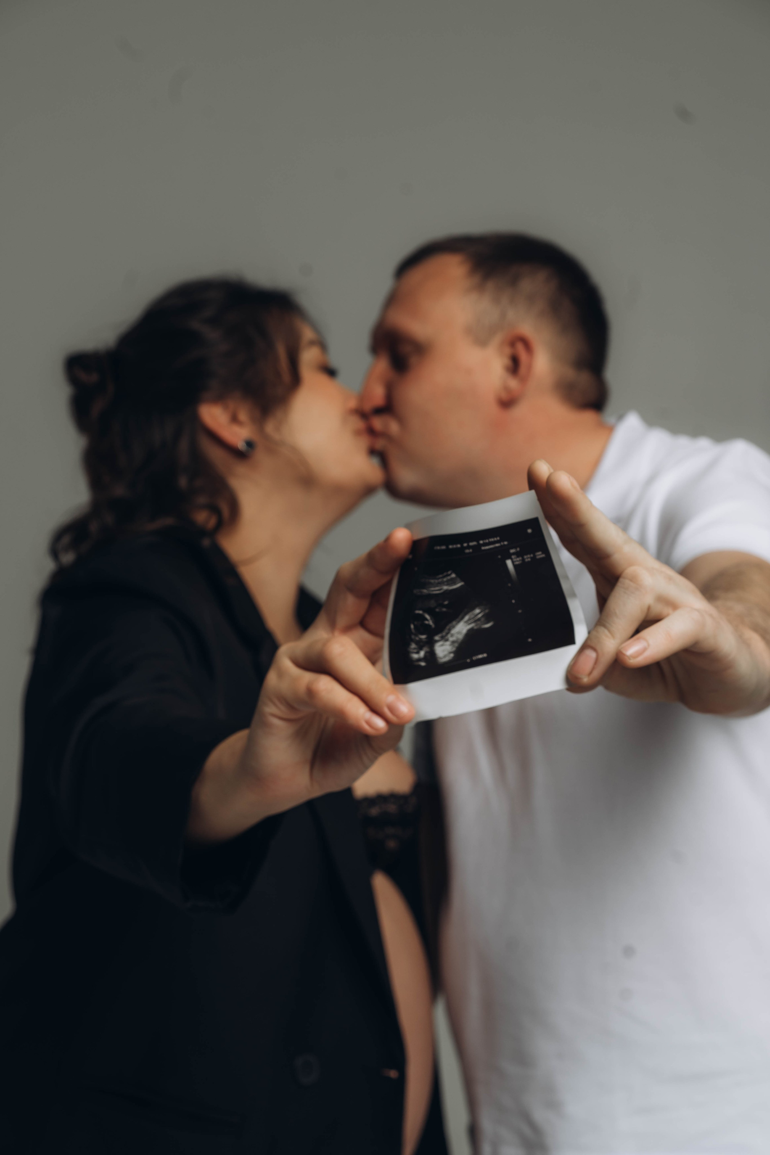 Беременность съемка пары в студии. Фотограф Екатеринбург Кокшарова Александра