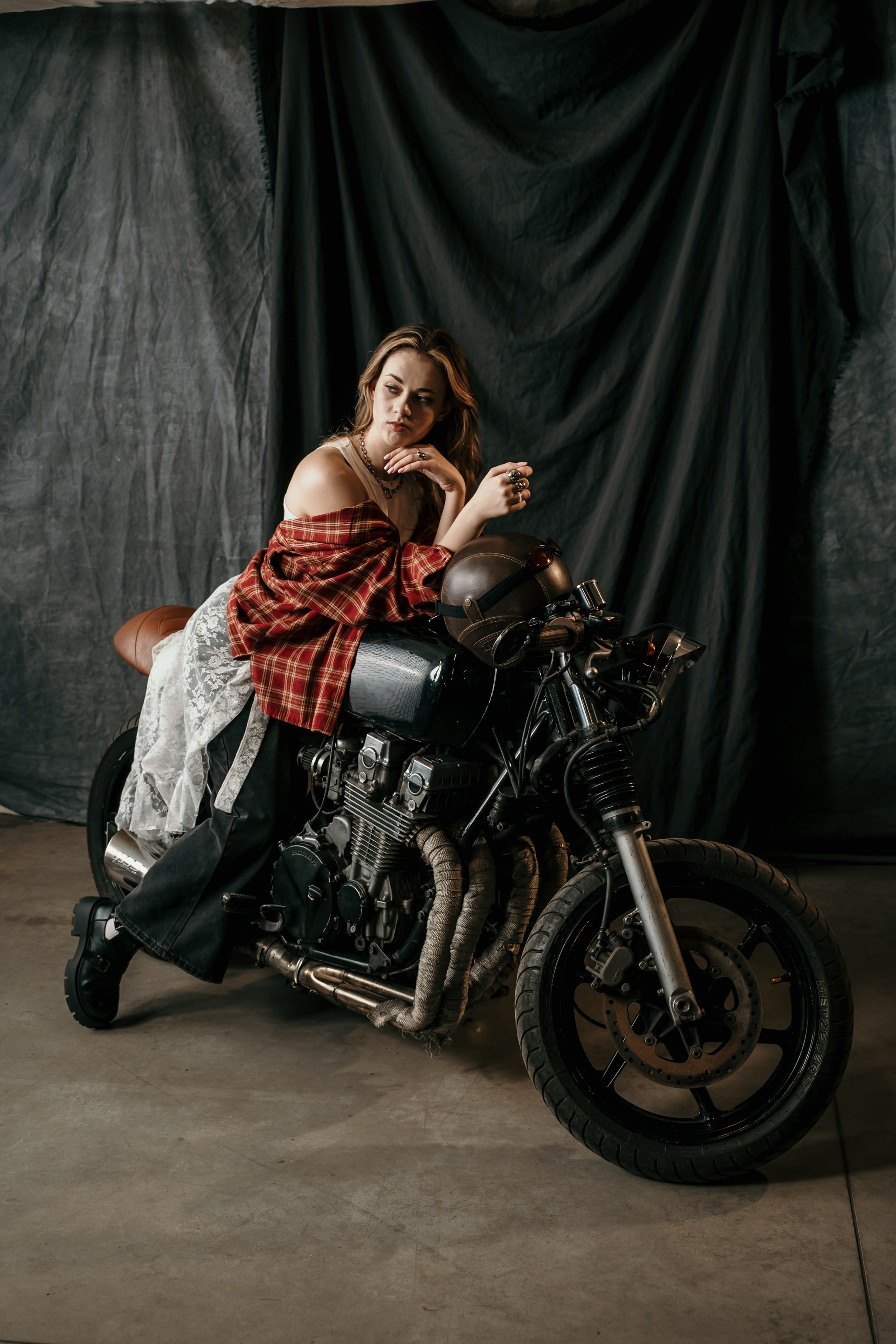 Фотосессия с мотоциклом в студии в Санкт-Петербурге. Свадебный, семейный, портретный, репортажный фотограф в Санкт-Петербурге
