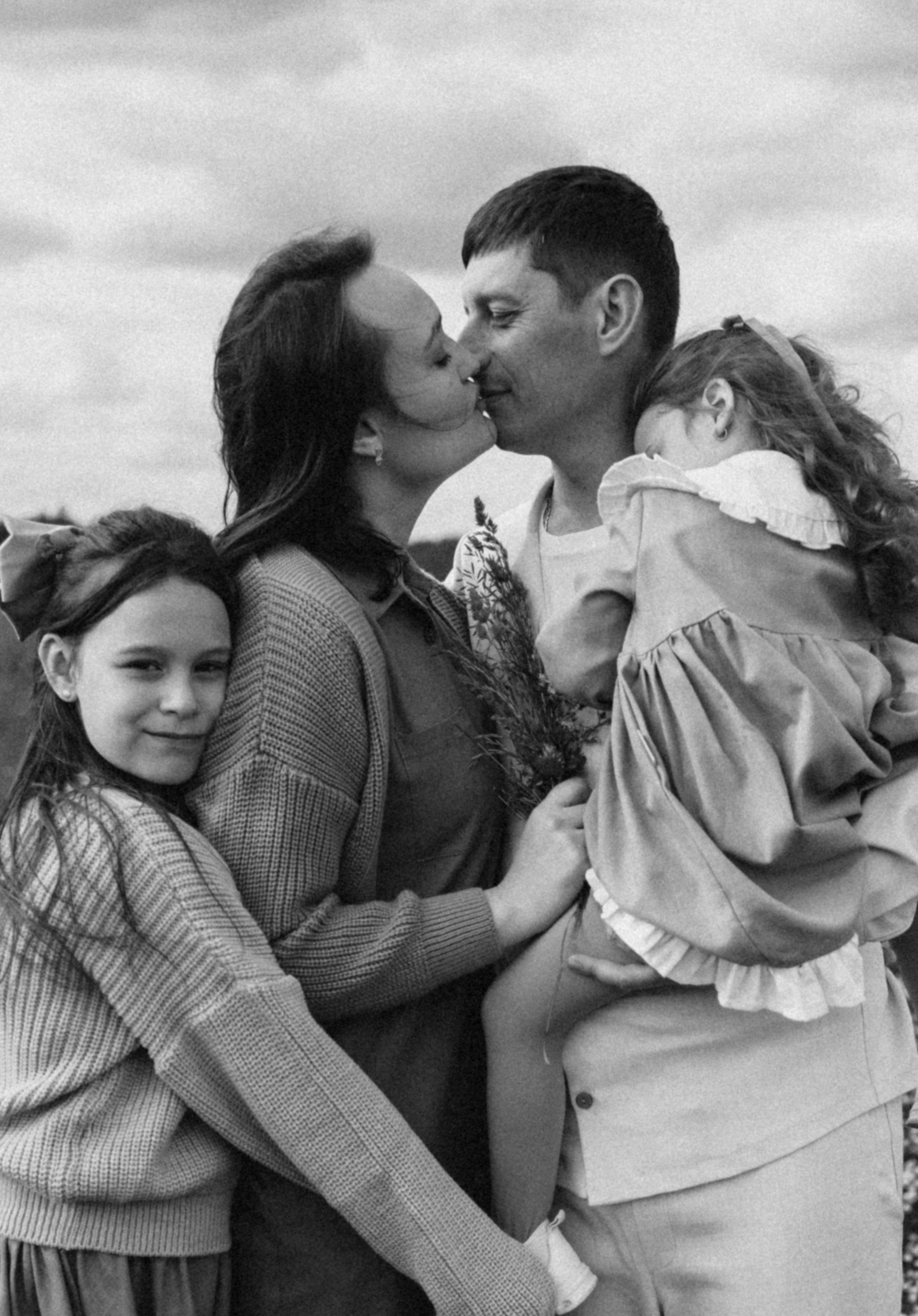 Анна, Марчелло, Настенька и Влада в поле. Фотограф Москва Светлана Кирюшина