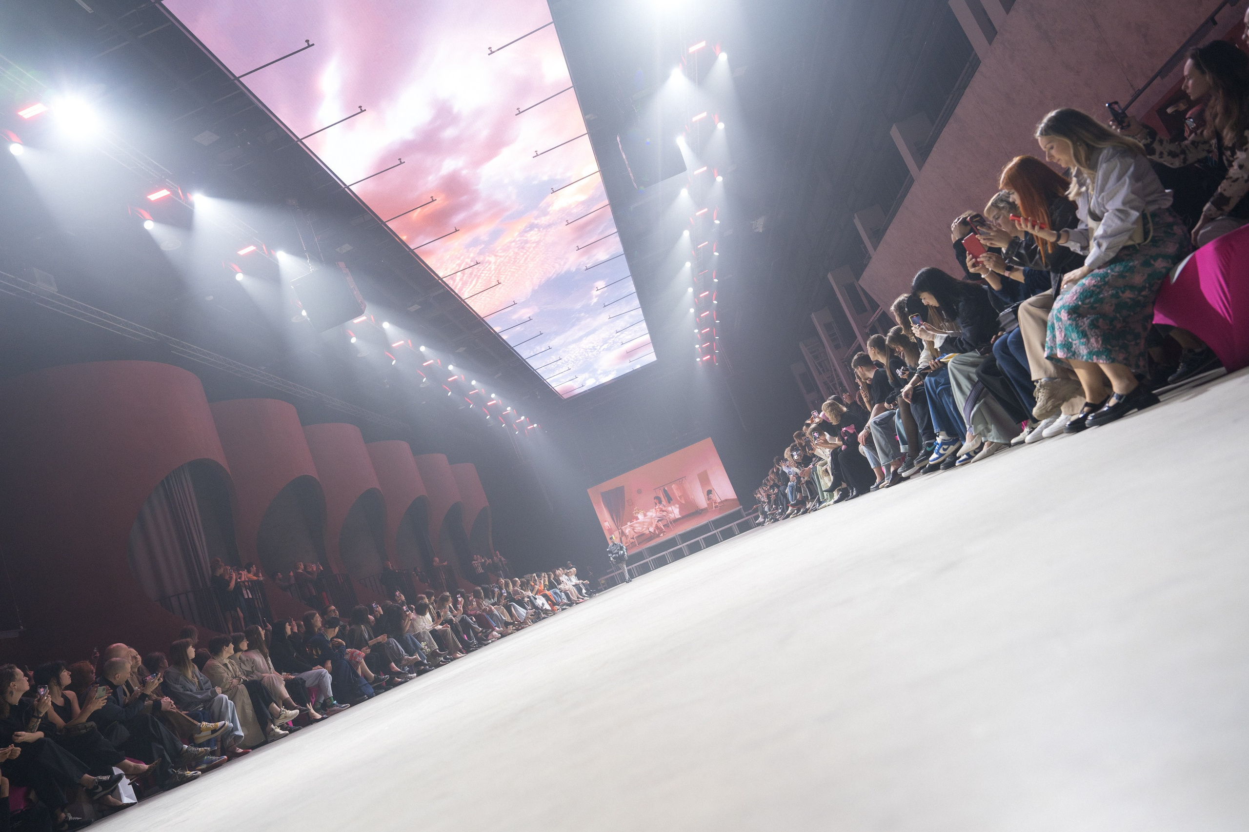 Показ Школы дизайна НИУ ВШЭ. Фотограф Николай Прокофьев модельные тесты в Москве