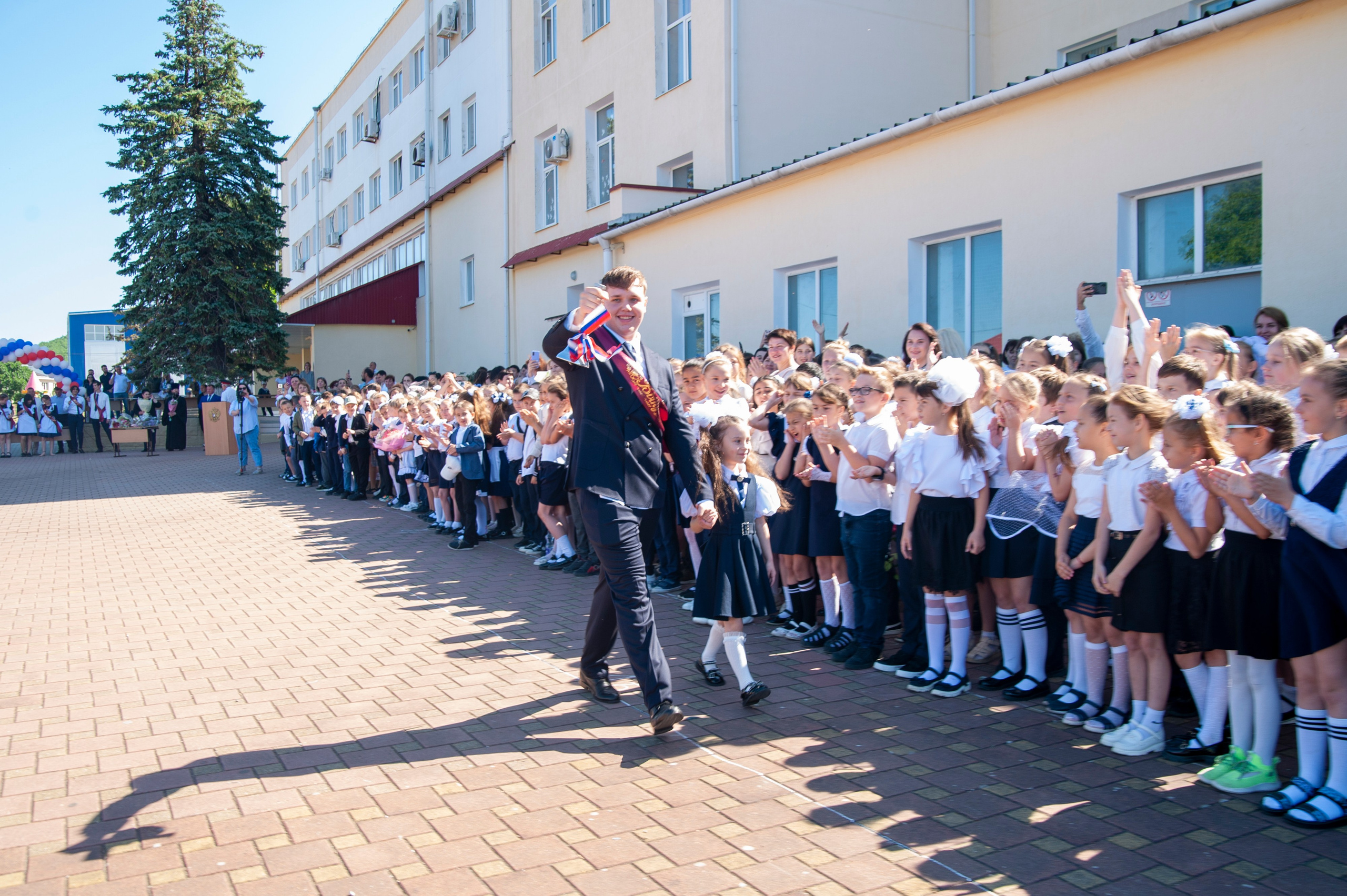 Последний Звонок МАОУ СОШ № 17 им. Эдуарда Есаяна — Архипо-Осиповка. Свадебный и семейный фотограф Денис Лукьянов в Краснодаре, Краснодарском крае и Республике Крым