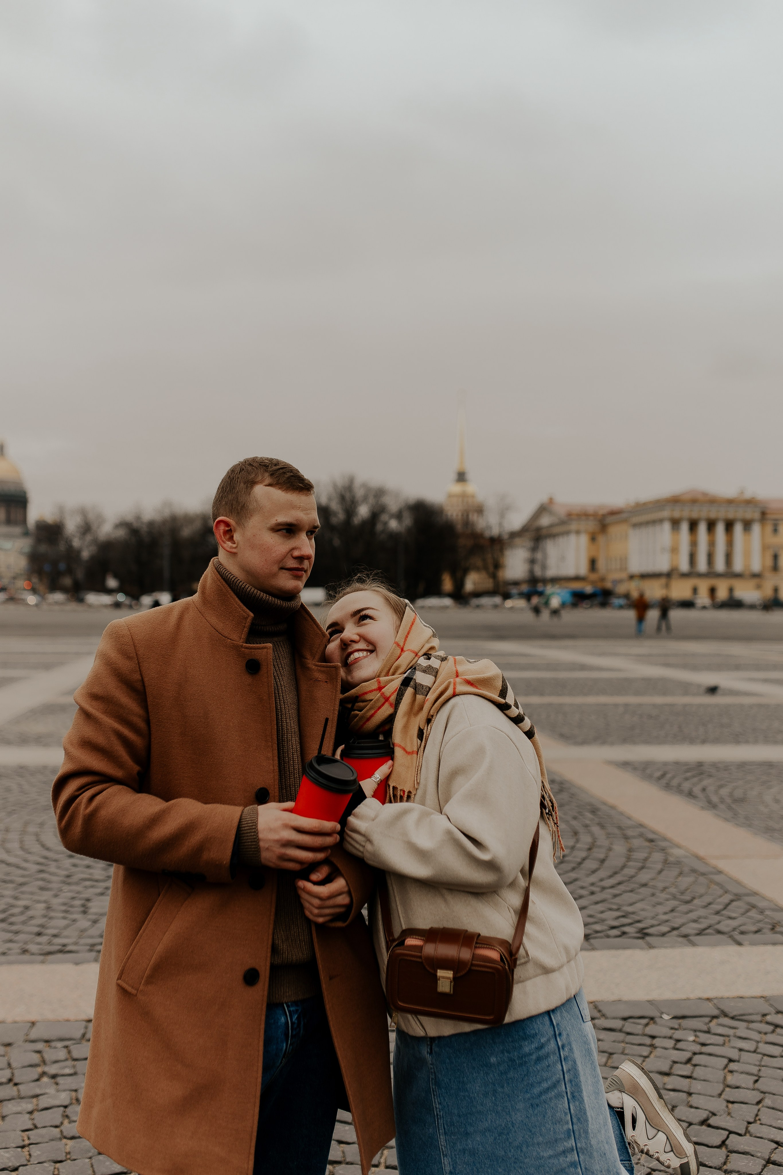 Пара гуляет по Петербургу. Фотограф в Санкт-Петербурге Лиза Семченкова