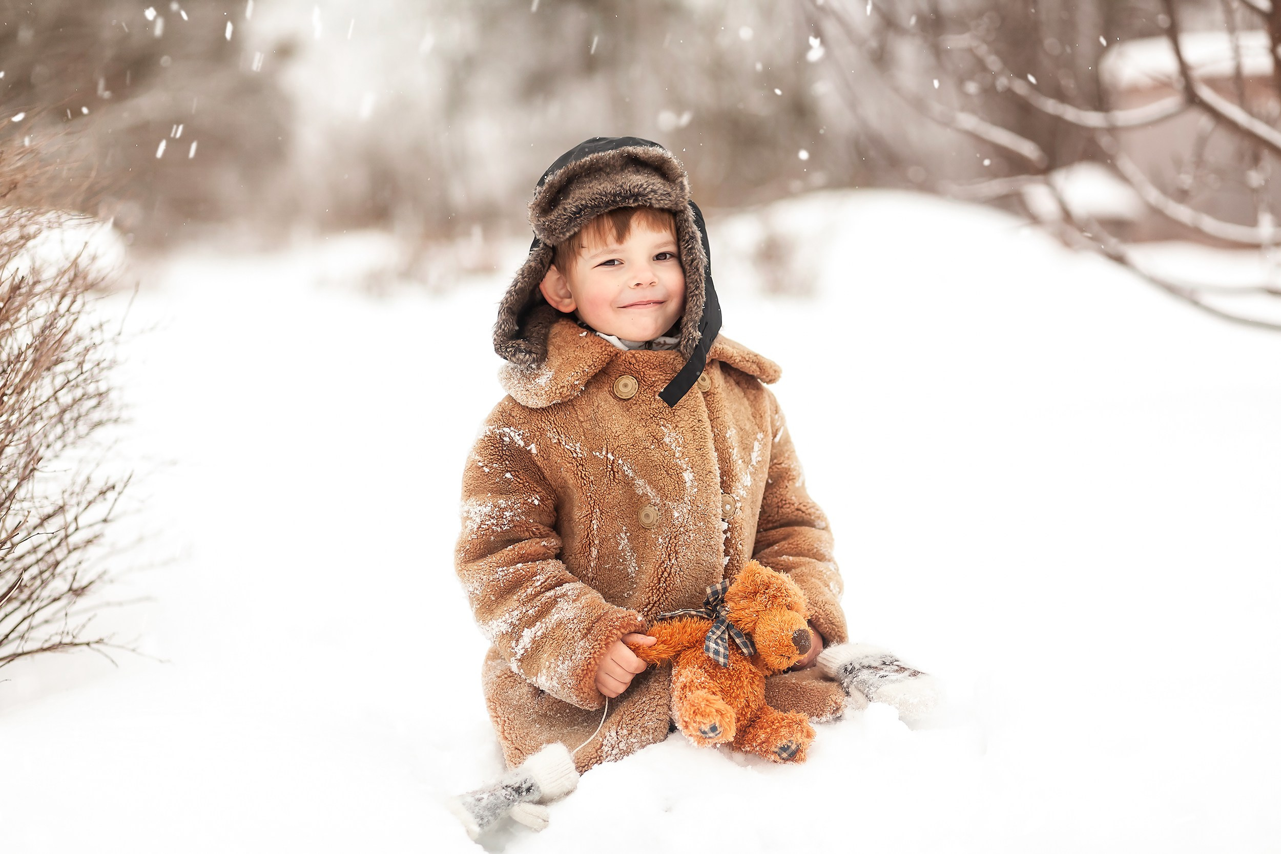 Зимняя фотосессия мальчика с плюшевым мишкой