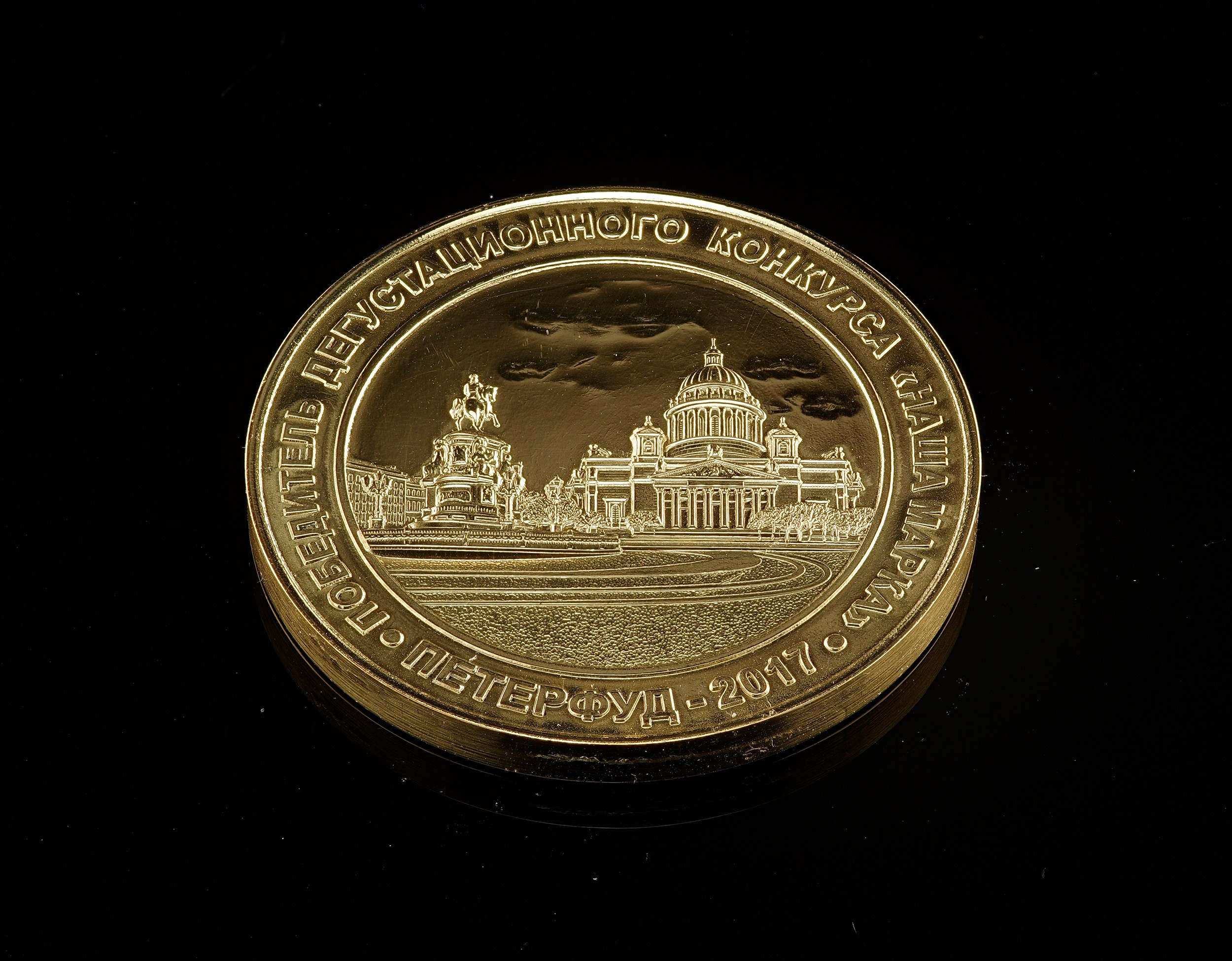 Изделия из драгоценных металлов. Предметная фотосъемка антиквариата, ювелирных украшений, камнерезных изделий, картин, предметов искусства и коллекционных предметов