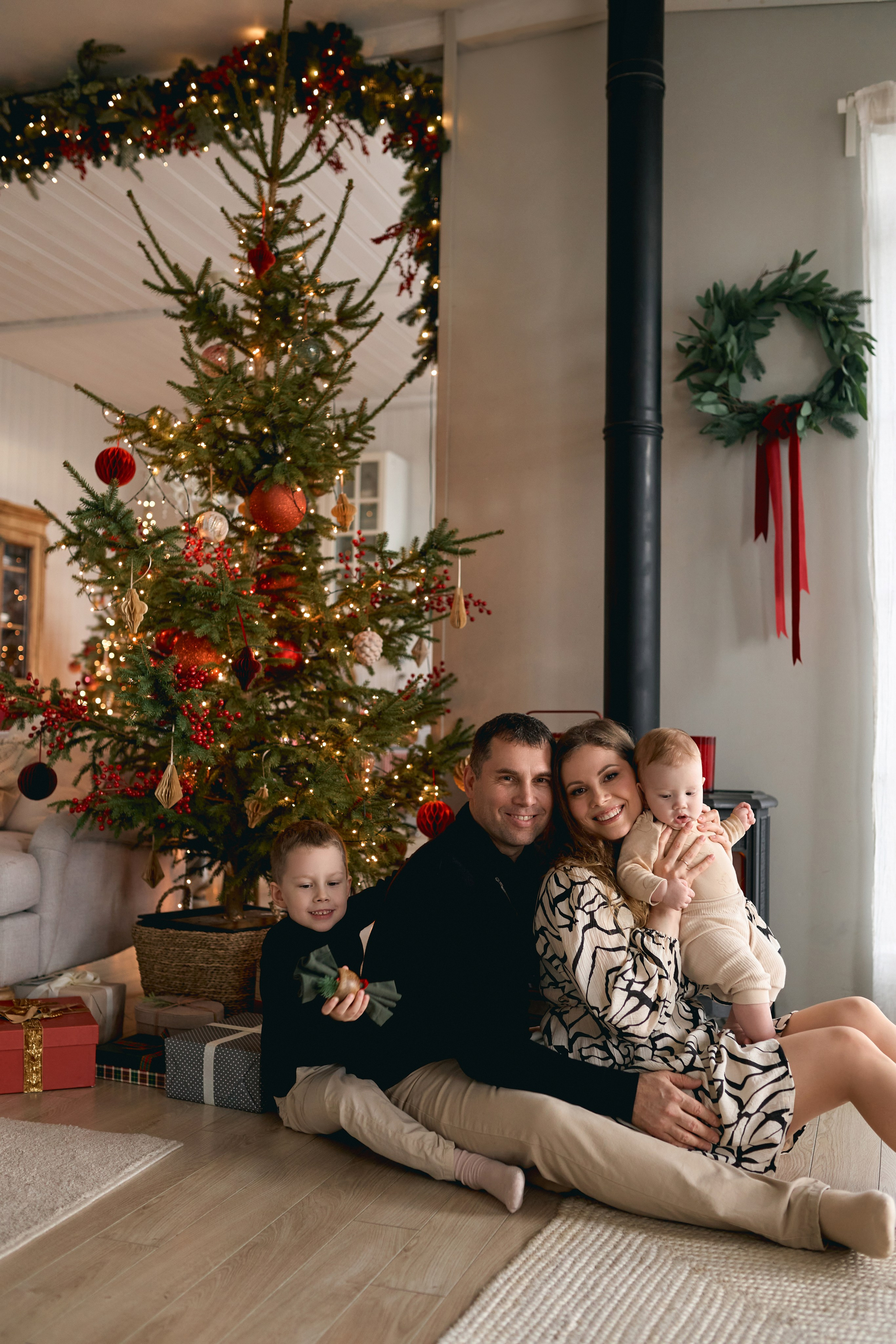 Семейная новогодняя фотосессия в студии. Сестры Карабаза. Фотографы и ретушеры в Москве и Санкт-Петербурге