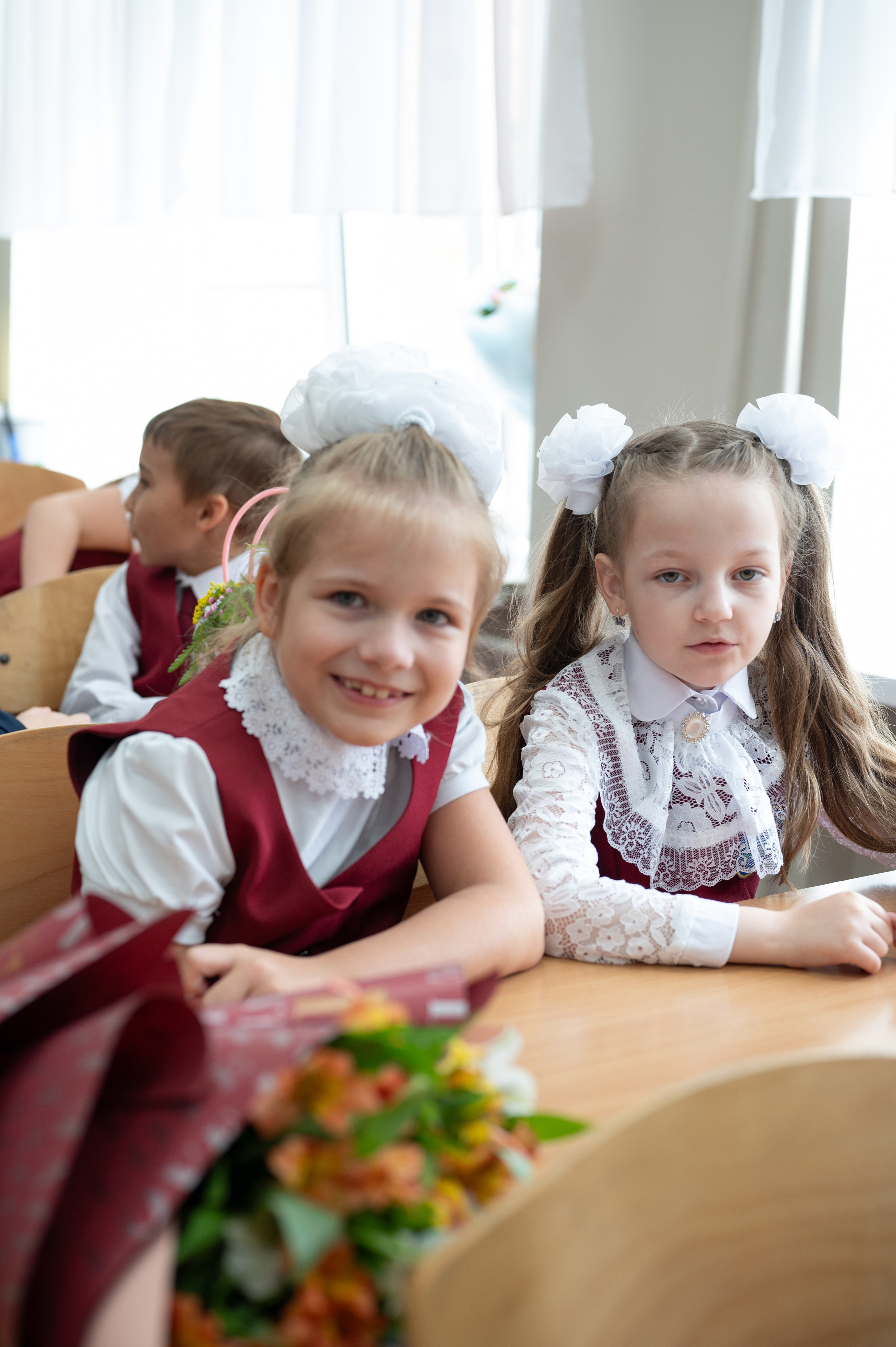 1 сентября 16 гимназия 2 класс (линейка + в классе+ на улице). Фотограф новорожденных, семейный детский в Тюмени Татьяна Морозова