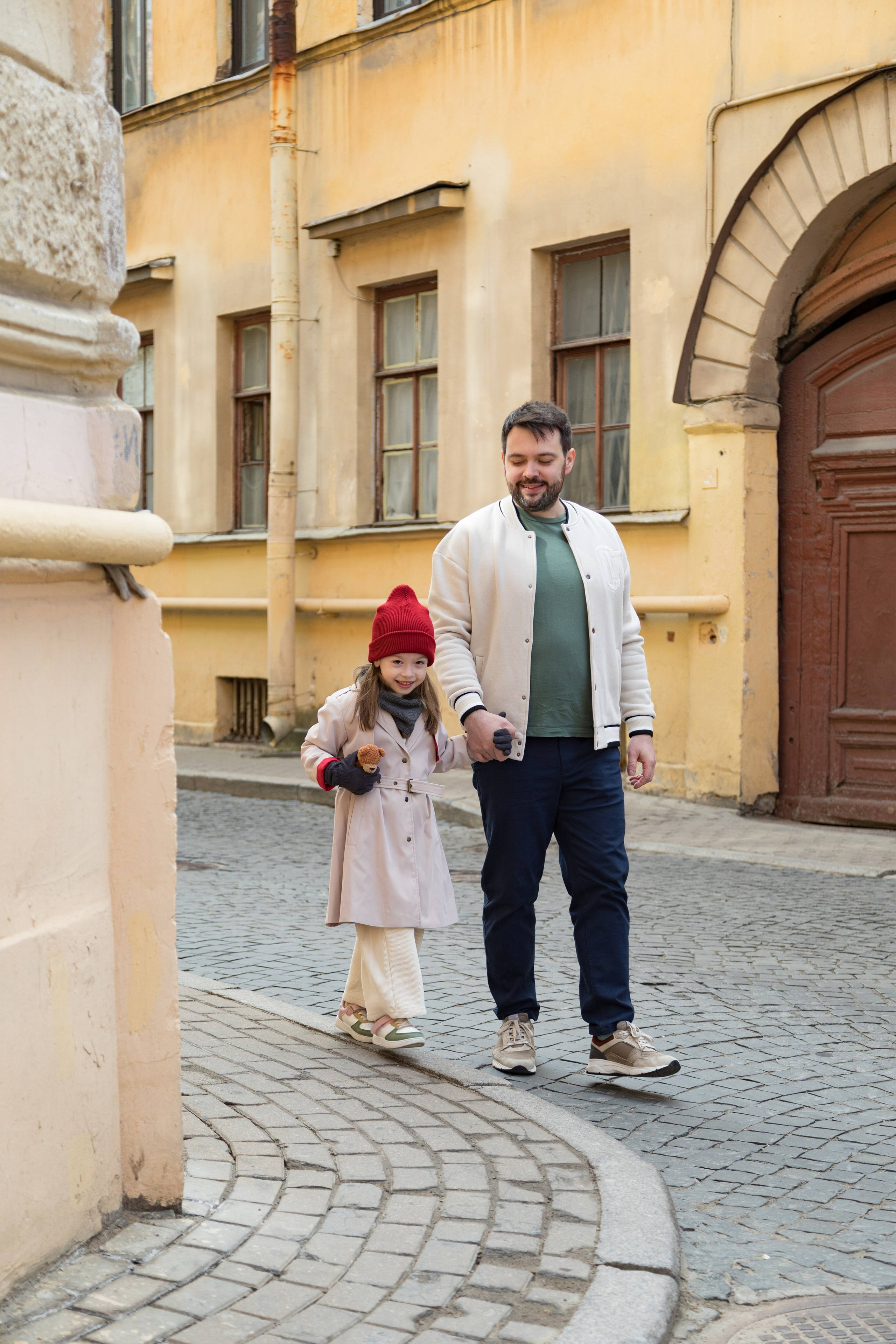 Весенняя фотопрогулка папы и дочки на Васильевском острове. Детский и контент фотограф Надя Волкова Санкт-Петербург