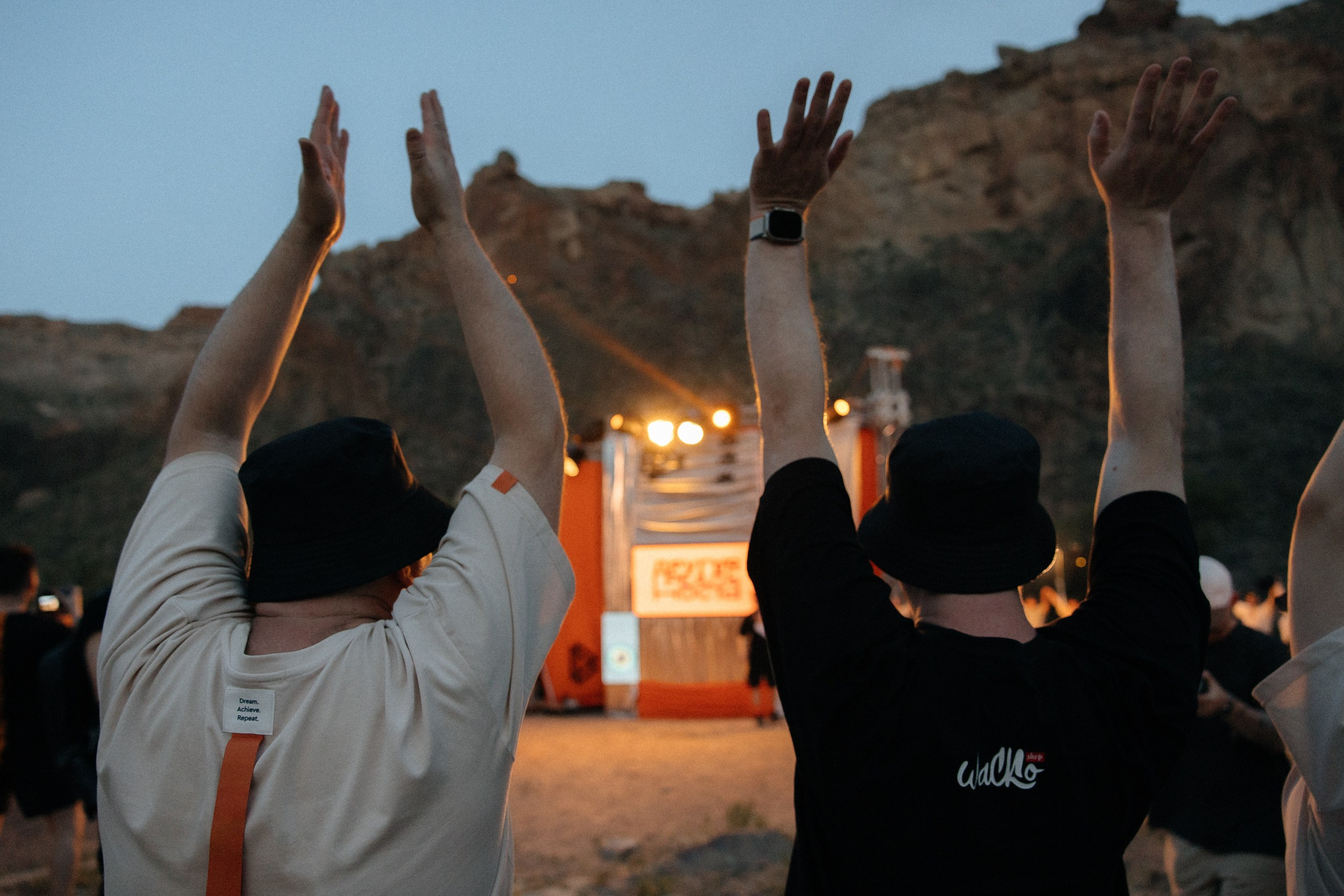 Здравствуйте! Я свадебный фотограф из Ульяновска, работаю в том числе по всей России и с выездом за границу. Снимаю свадьбы, lovestory, корпоративы, светский репортаж. Провожу обучение по фотографии, мастер-классы и воркшопы для других фотографов.