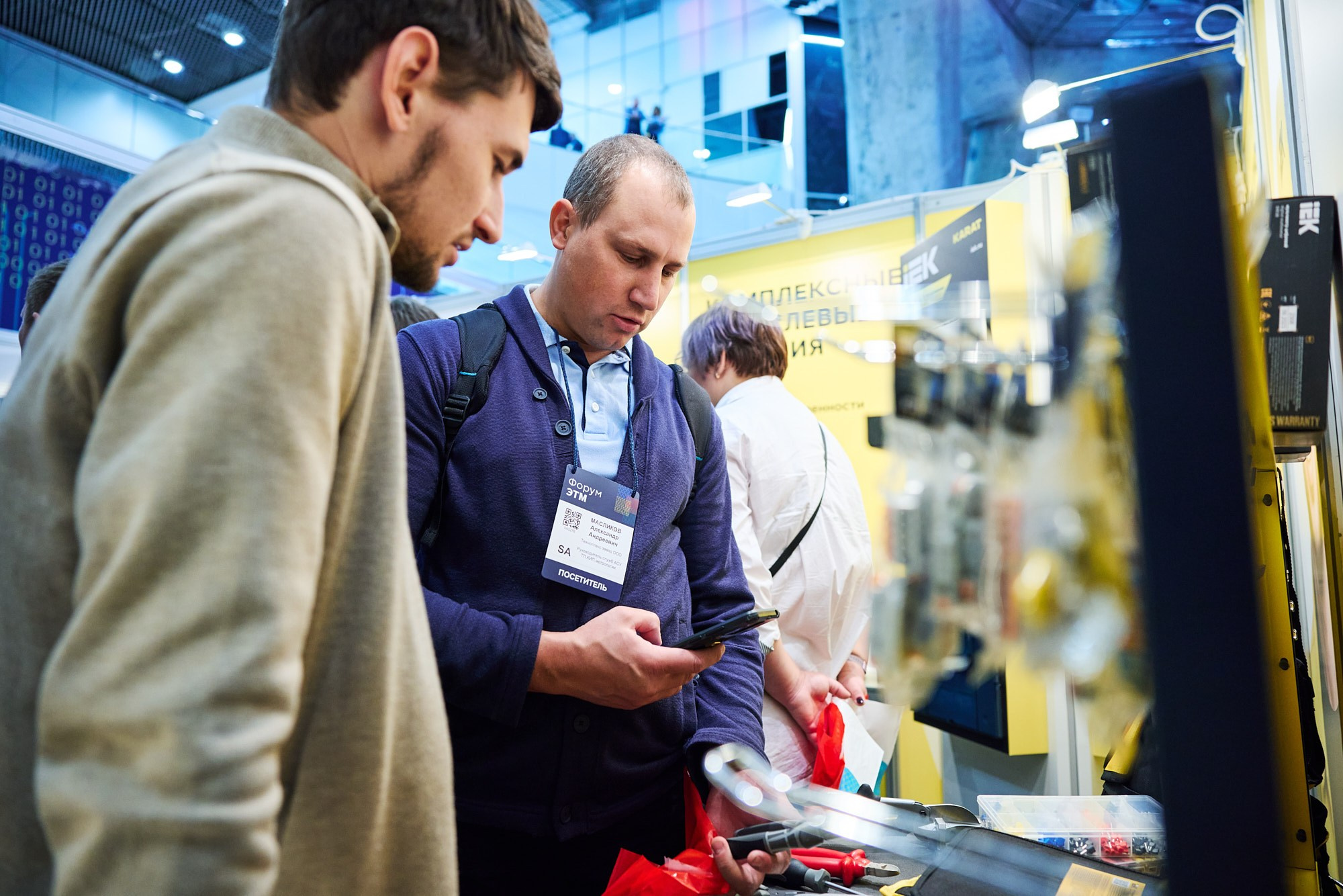 Фотограф на выставке IEK — репортажная съёмка корпоративного стенда в Москве. Репортажный фотограф в Москве — Дмитрий Тарасов | Съёмка мероприятий, концертов, корпоративов
