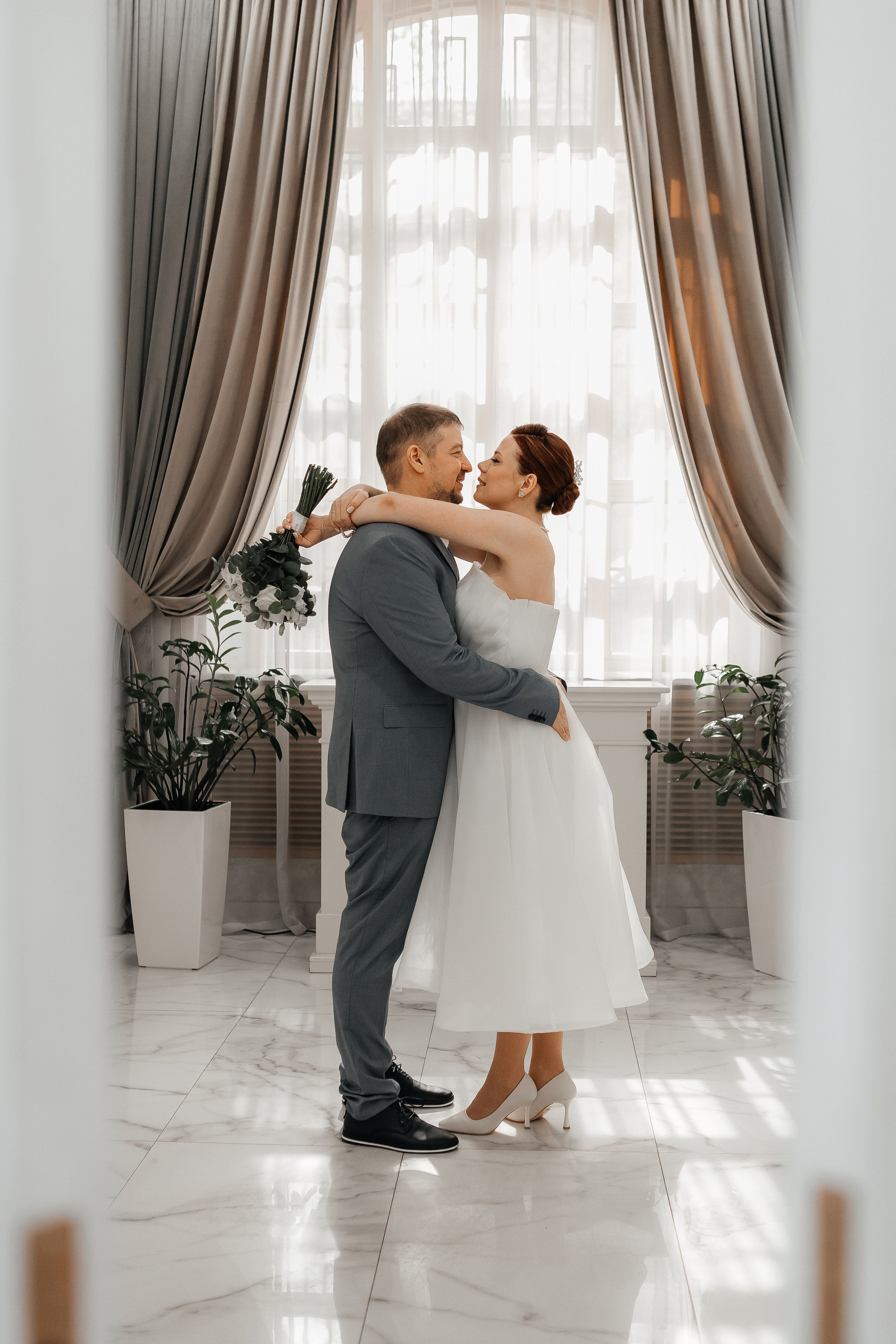 Серия свадебных фотографий: Кутузовский ЗАГС и фотопрогулка на фоне Москва-Сити. Свадебный фотограф в Москве