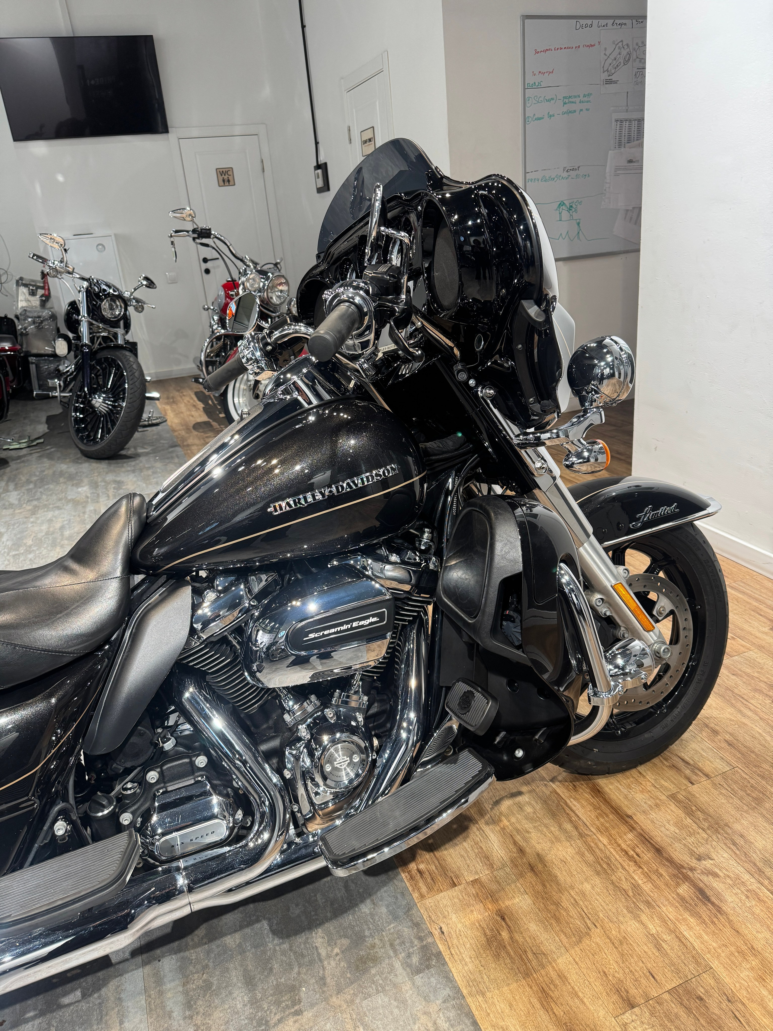 Мотоциклы Harley-Davidson 2017 Electra Glide Limited (Black Tempest) (Touring)  — купить мотоцикл. Hello Davidson, Москва. Только хорошие мотоциклы…