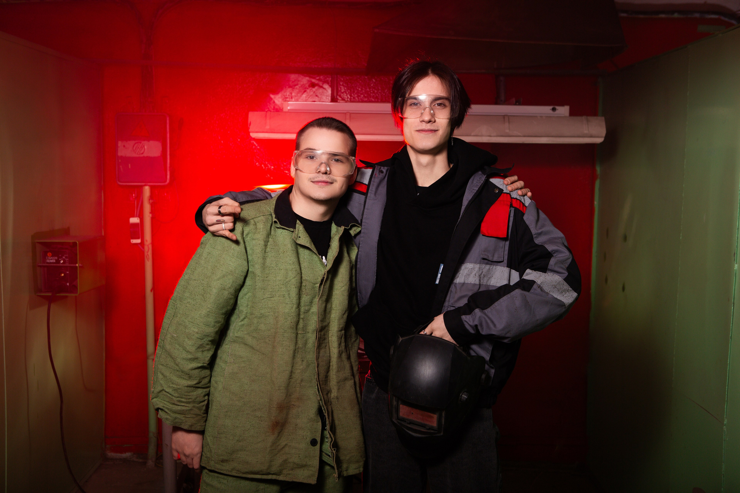 Фотосессия в Цеху для Выпускников Сварочного Производства | Твой Альбом Мценск. ТВОЙ АЛЬБОМ / ТВОИ ПРАВИЛА