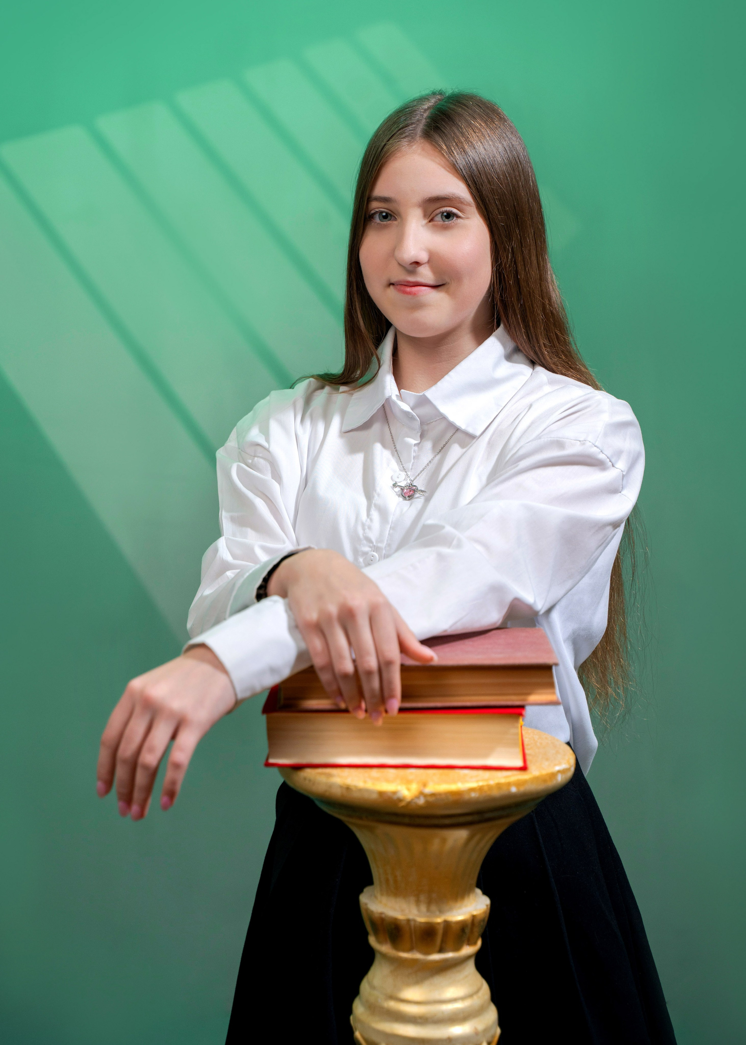 Портрет на цветной стене с рисунком «Гобо». Правильный Выпускной Альбом