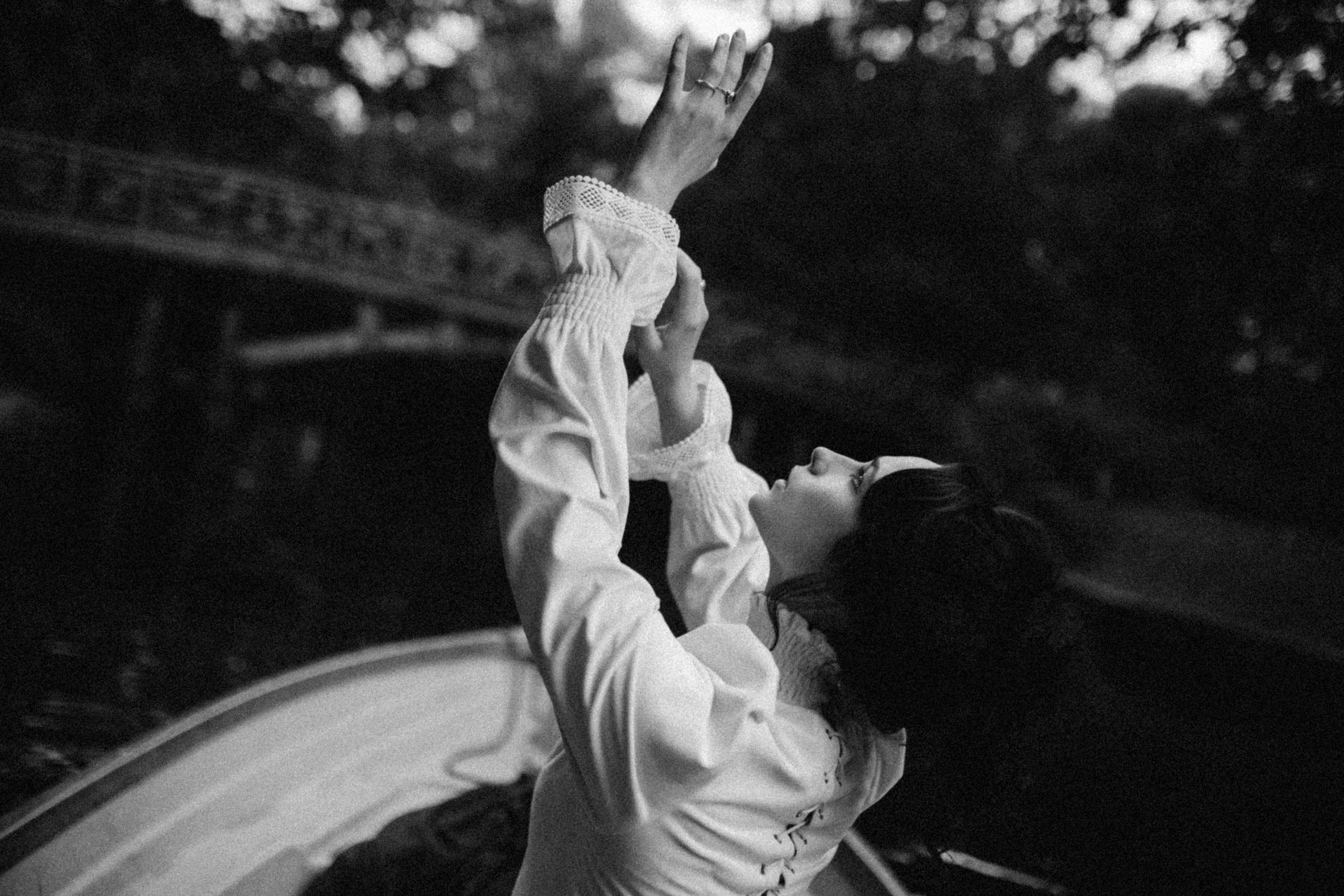 Черно-белый портрет девушки в лодке