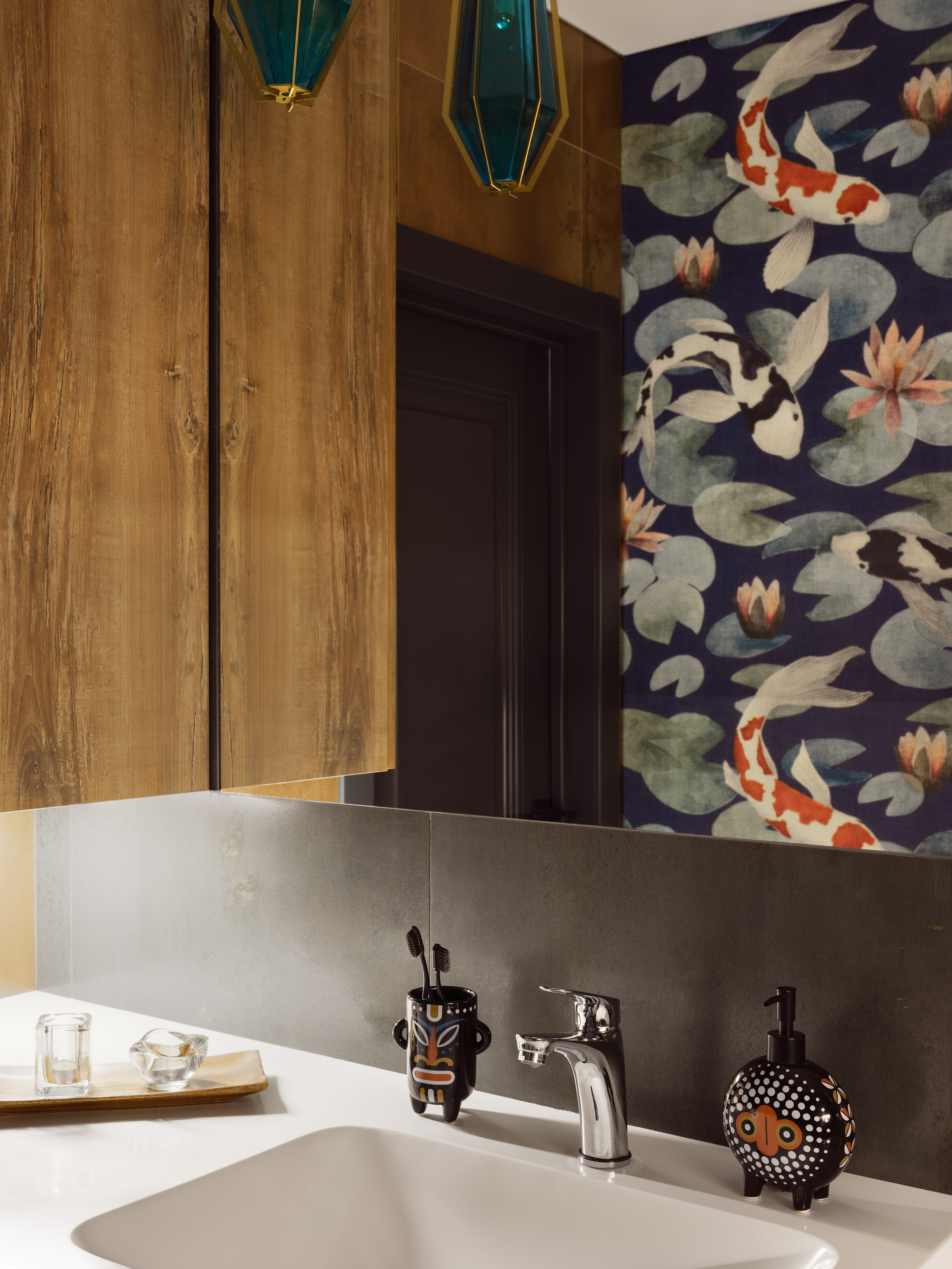 Современный стильный дизайн ванной комнаты с деревянными фасадами, декоративными обоями с карпами кои и акцентами в этническом стиле, фото интерьера Лилии Горожеевой, фотограф Сергей Денисенко.