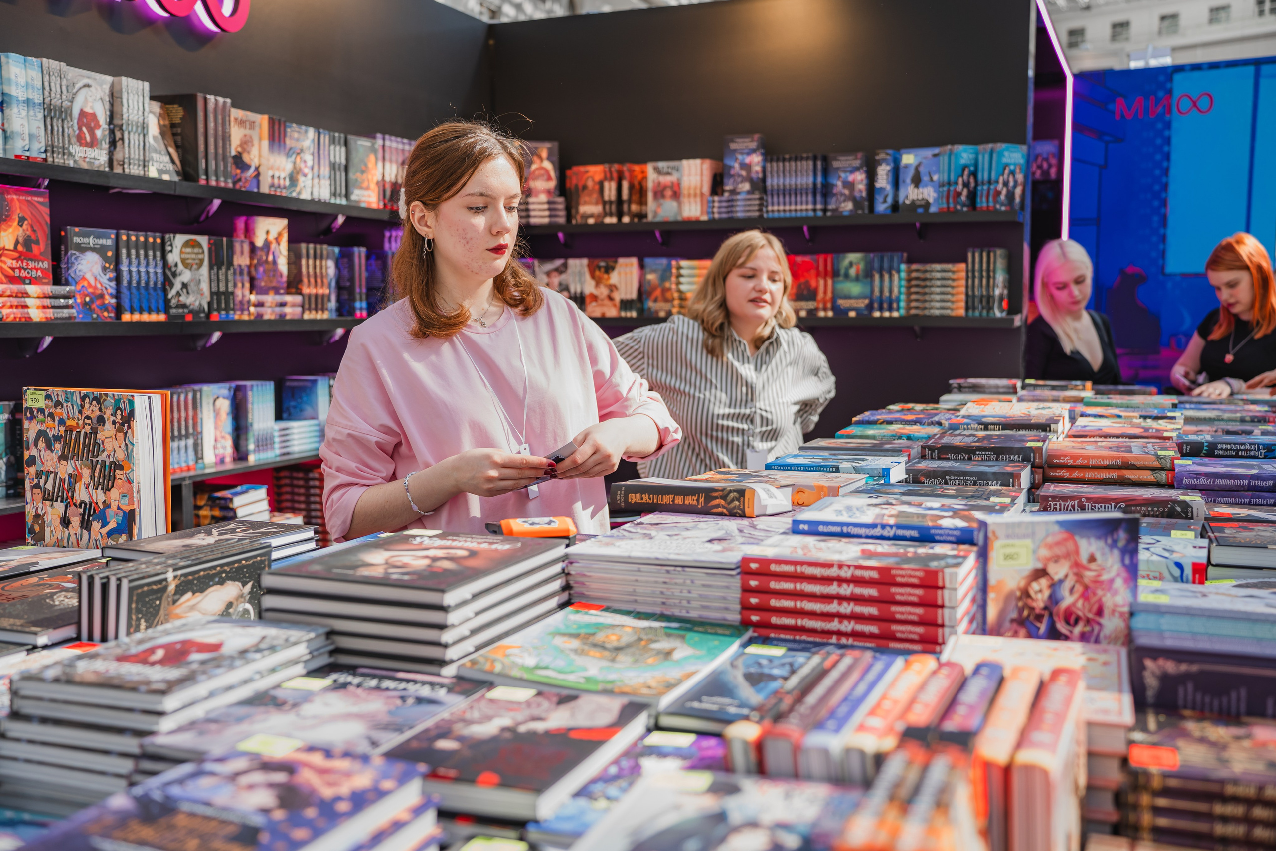 МИФ Non/fictio№ 2025 стенды. Репортажный фотограф Анастасия Рубцова