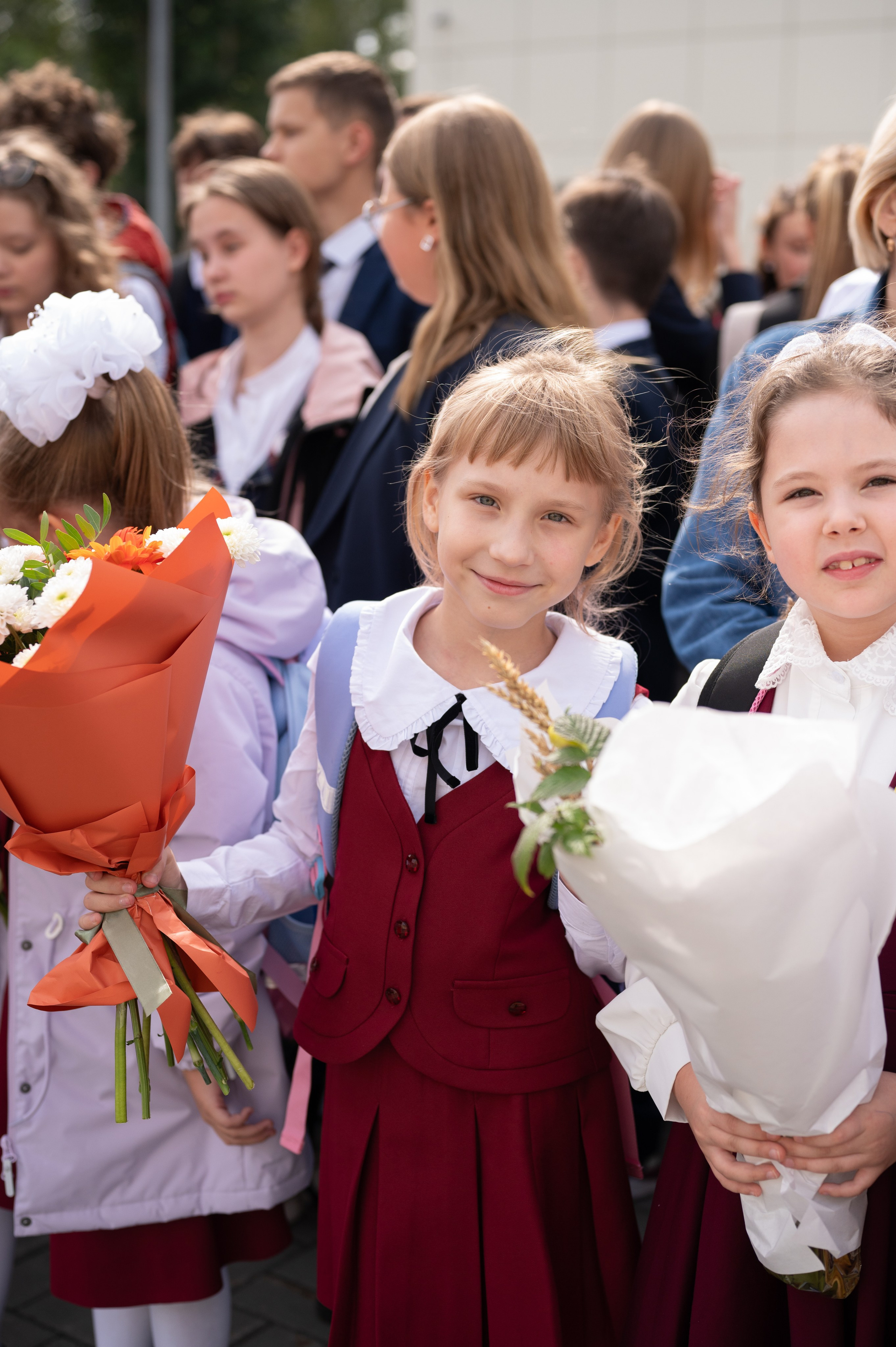 1 сентября 16 гимназия 2 класс (линейка + в классе+ на улице). Фотограф новорожденных, семейный детский в Тюмени Татьяна Морозова