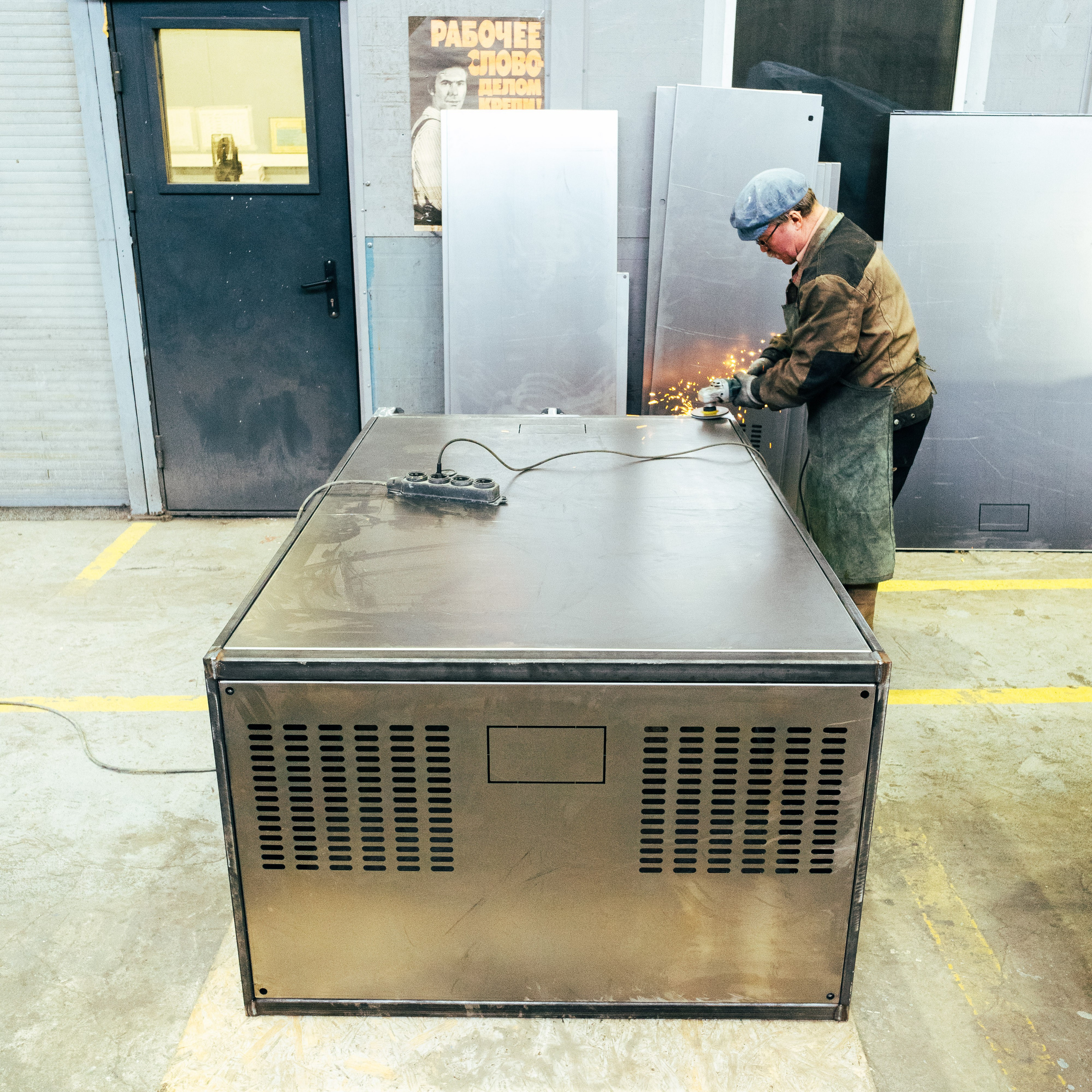 Рабочие цеха компании ПВК. Коммерческий Фотограф Виктор Фоменых