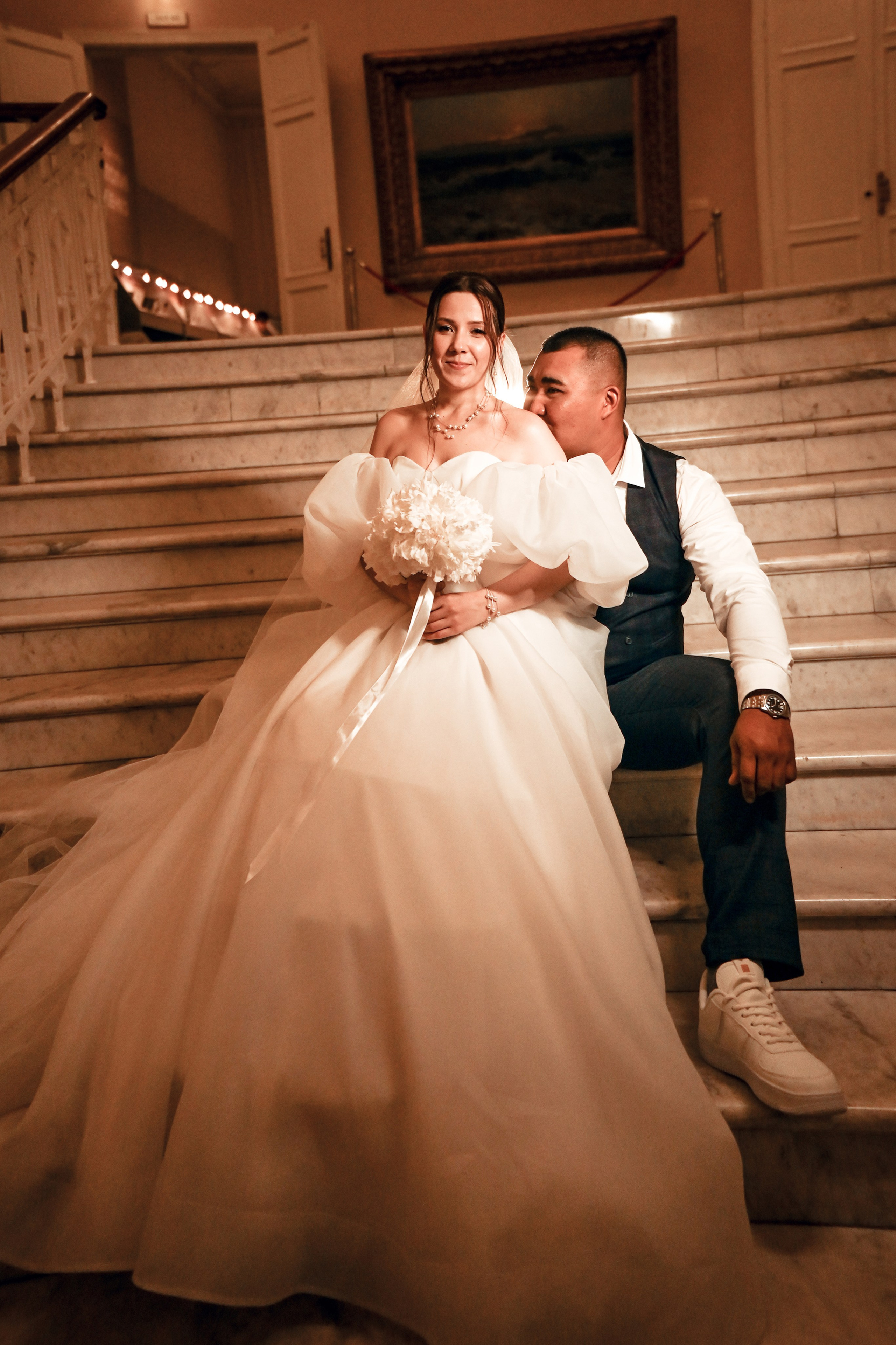 Небольшая свадебная серия в музее и прогулкой под дождем Эльмиры и Ризата. Свадебный, семейный, детский, контент фотограф в Омске Максим Ильин