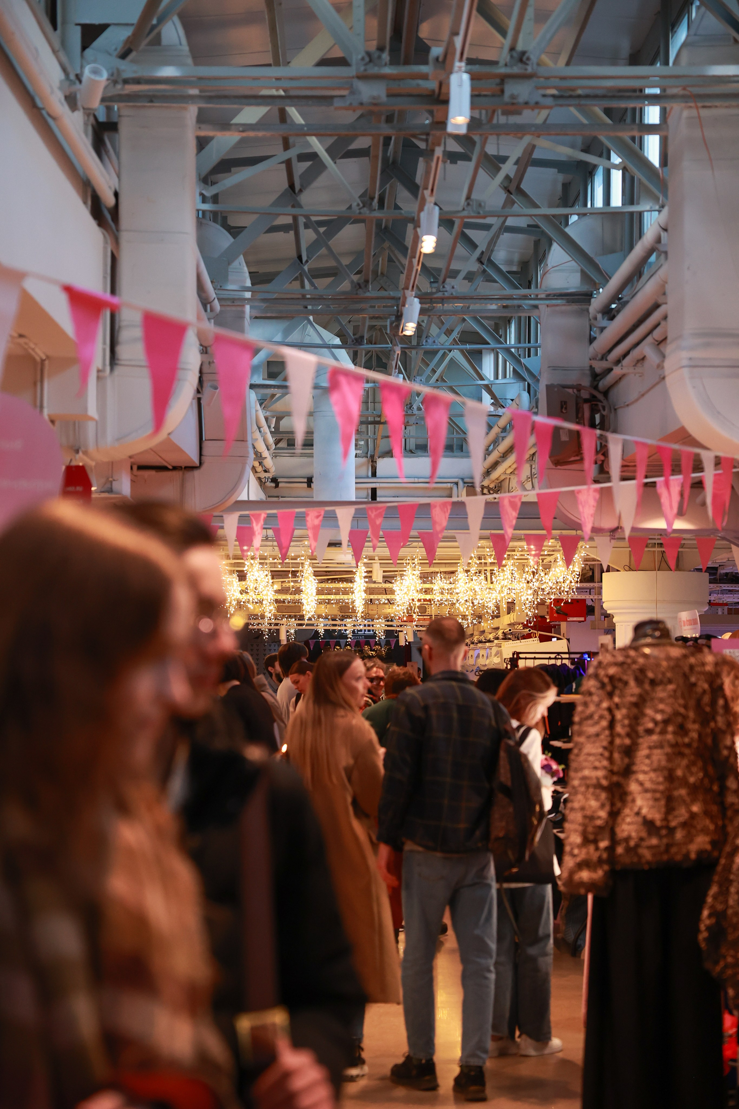 7–8 марта 2025 в пространстве «Три вокзала. Депо» / День 1 / фото Саша Жукова. Фотоотчеты «Ламбада-маркета»