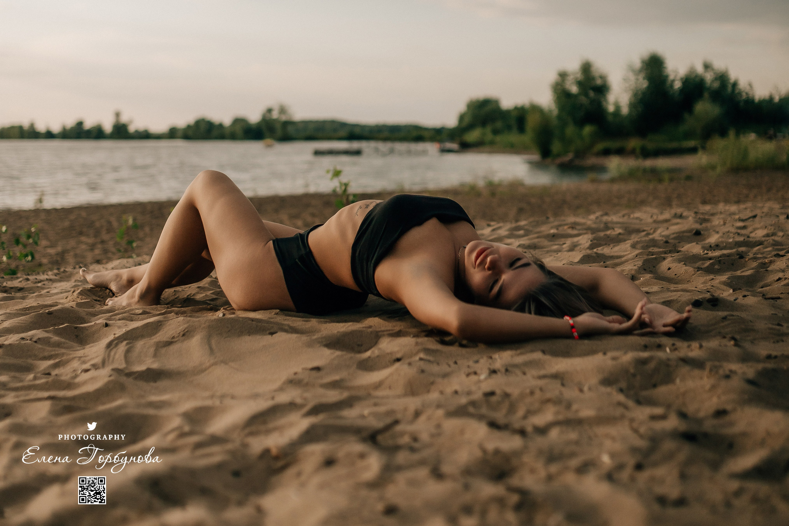 Черная серия с тканью. Набережная. Александра и Таисия. Июль 2025 г. Фотограф Пермь. Свадьбы. Семья и дети, школа, д. сад. Фотокниги