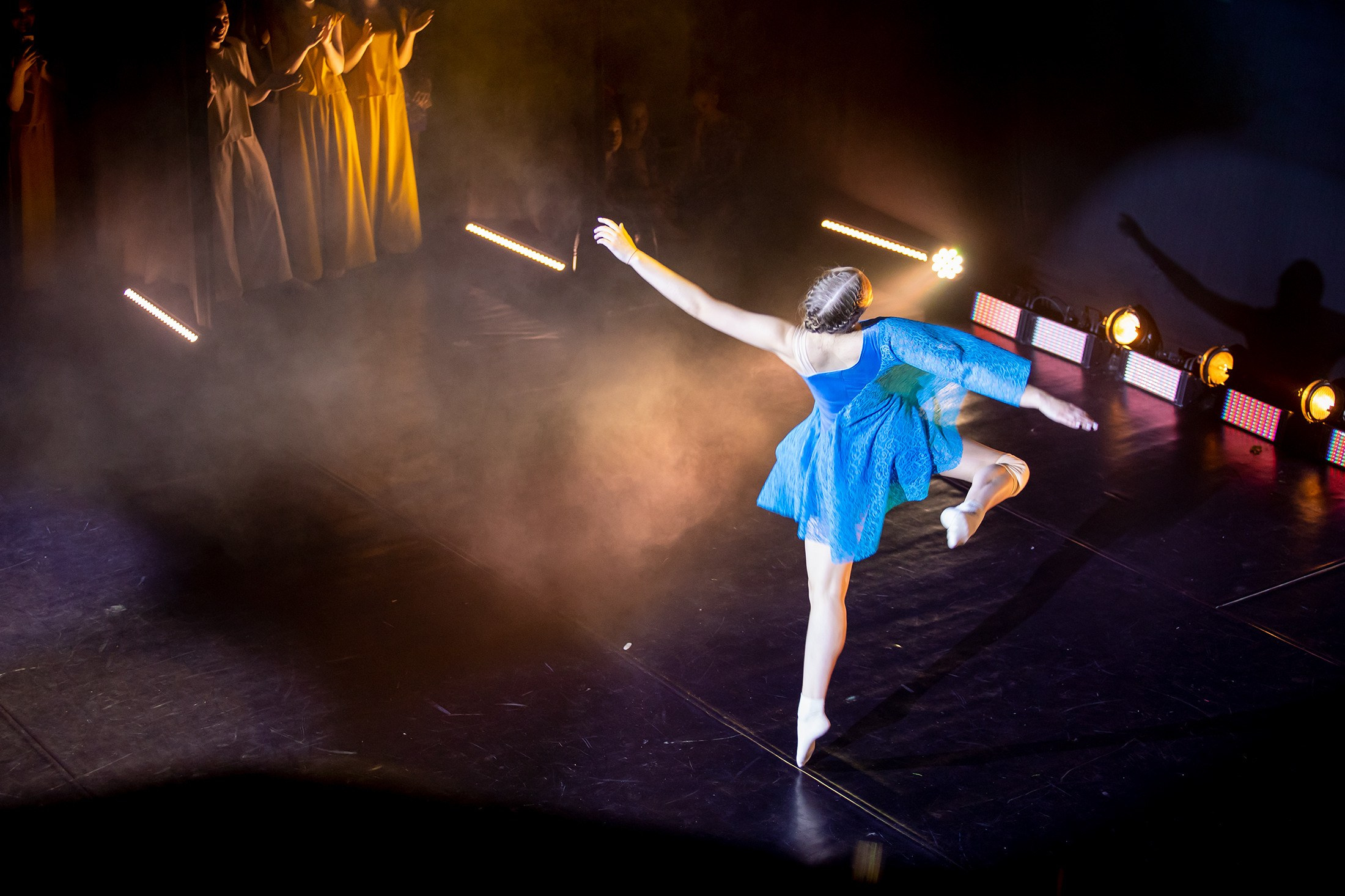 Творческий коллектив облака выступление на сцене девушка джаз модерн концерт на фотографии Кемерово