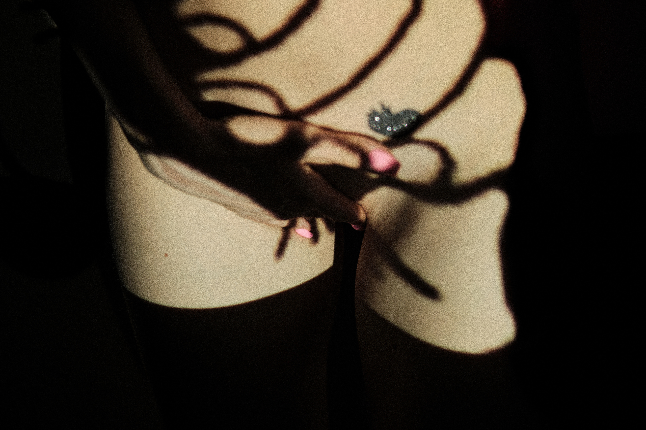 ладонь прикрывает пизду