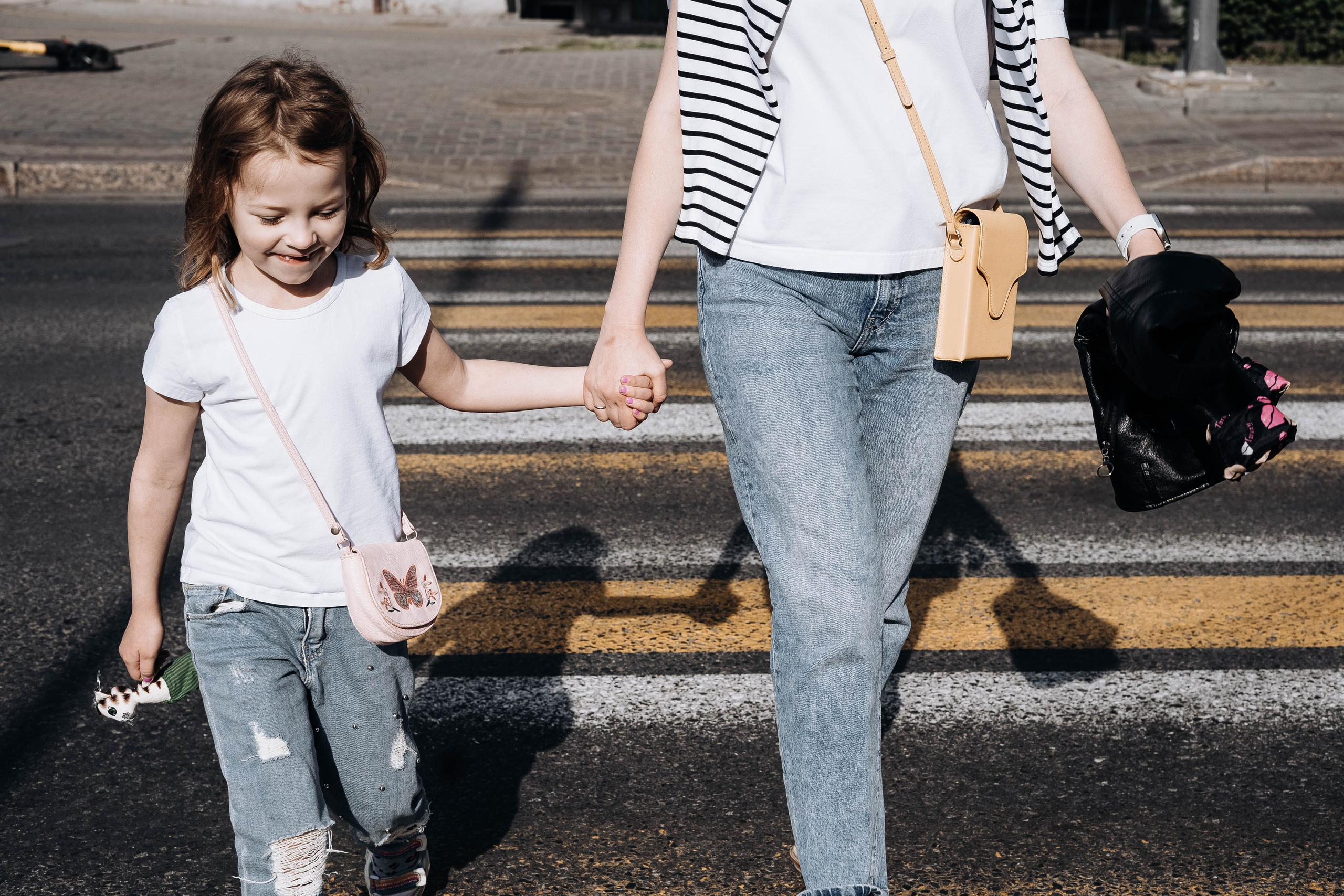 Маня и Аня ранним утром 🤍. Семейный фотограф в Томске Зарина Азизбаева