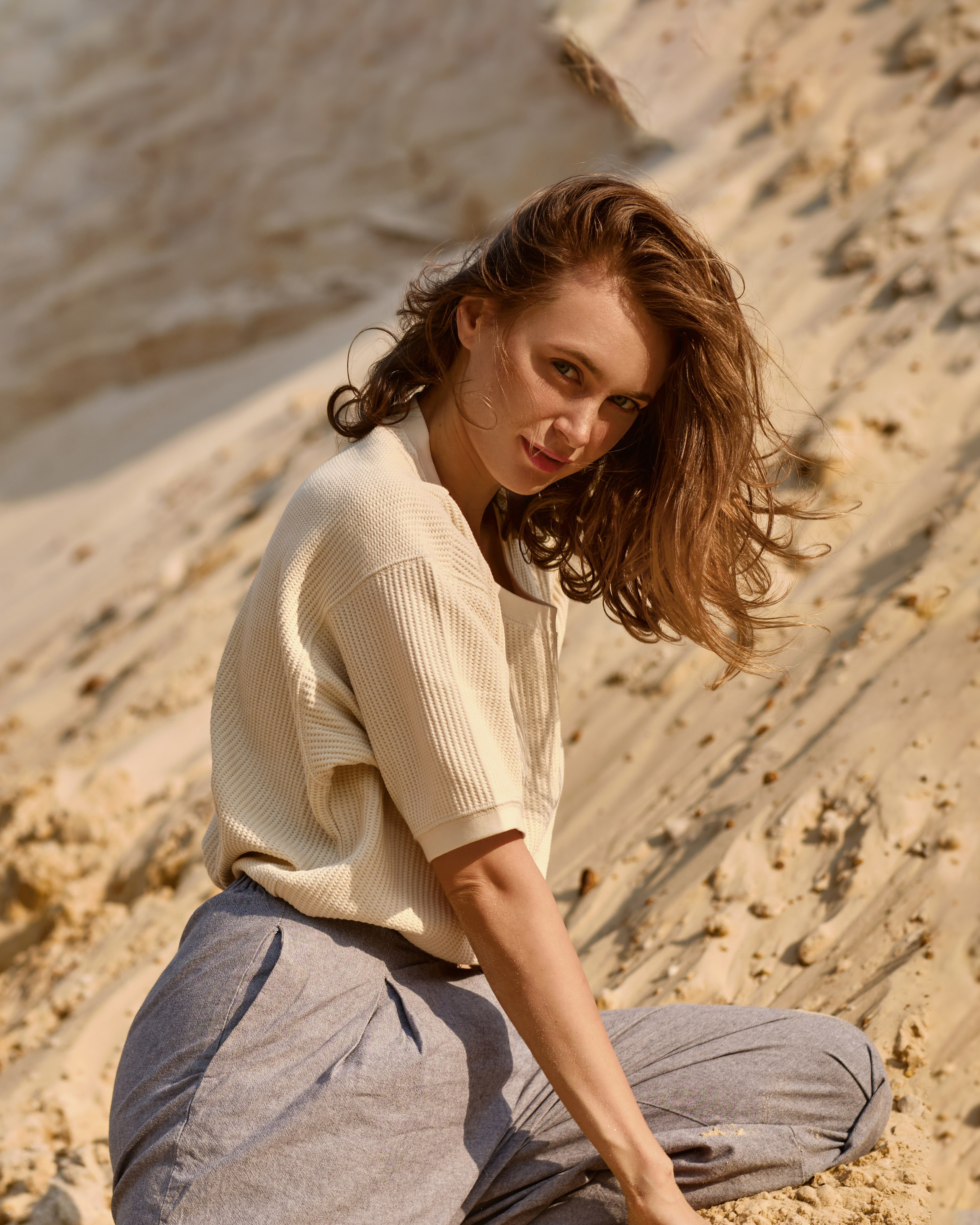 Светлана в пустыне (на пляже). Фотограф Максим Ерёмин