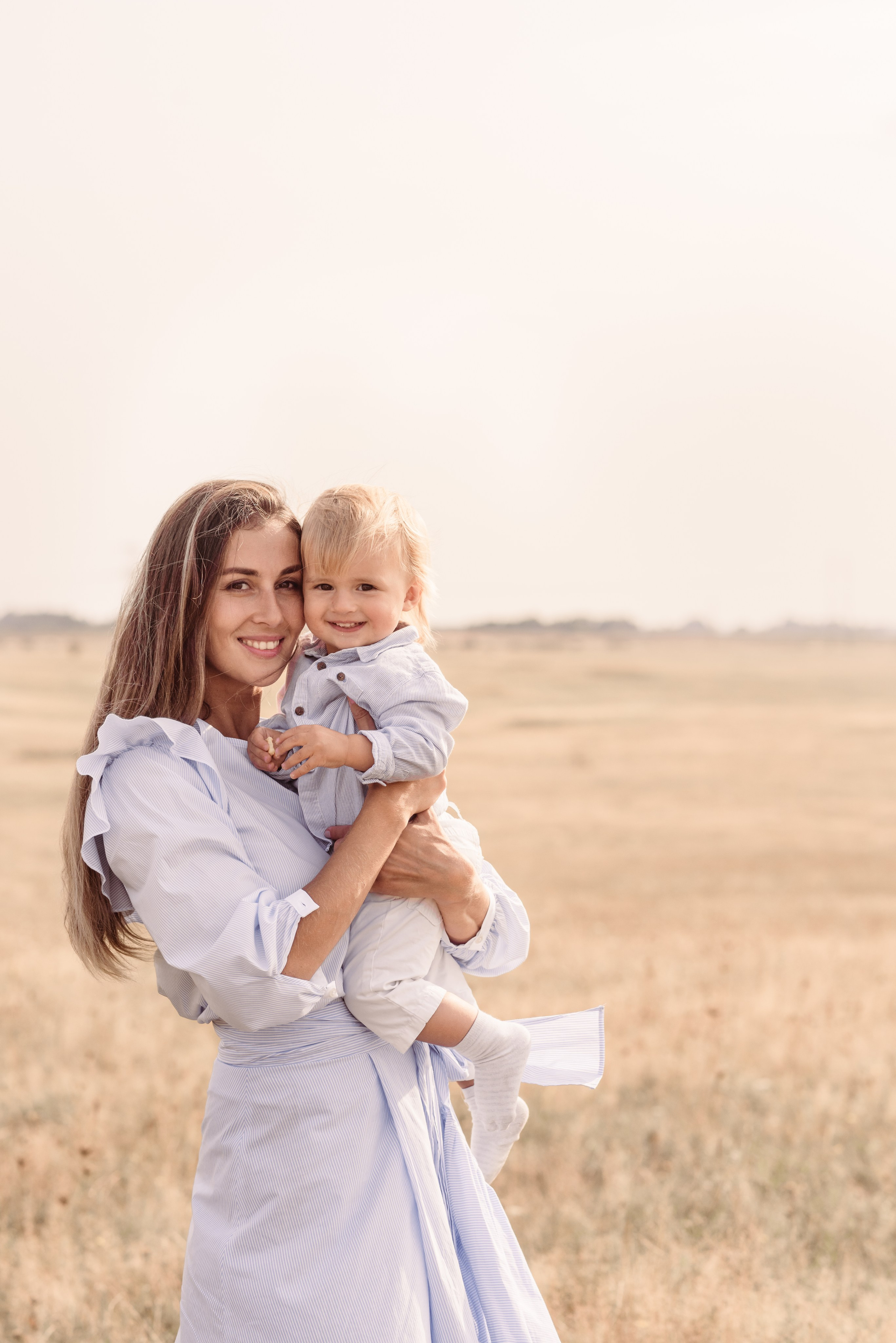 Entdecken Sie eine professionelle Familienfotoserie im Freien. Natürliche Posen, warme Farben und authentische Momente für moderne Familienfotografie.