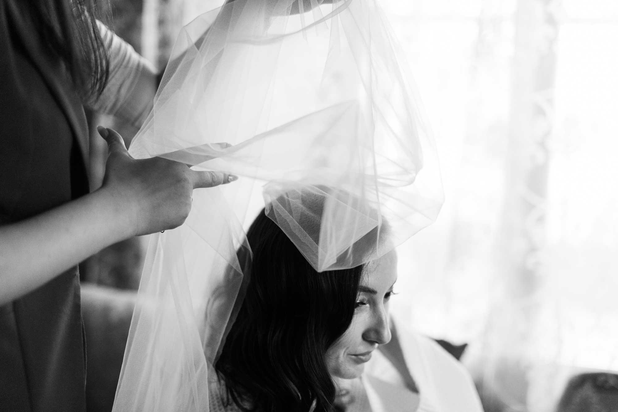 Невесте надевают фату