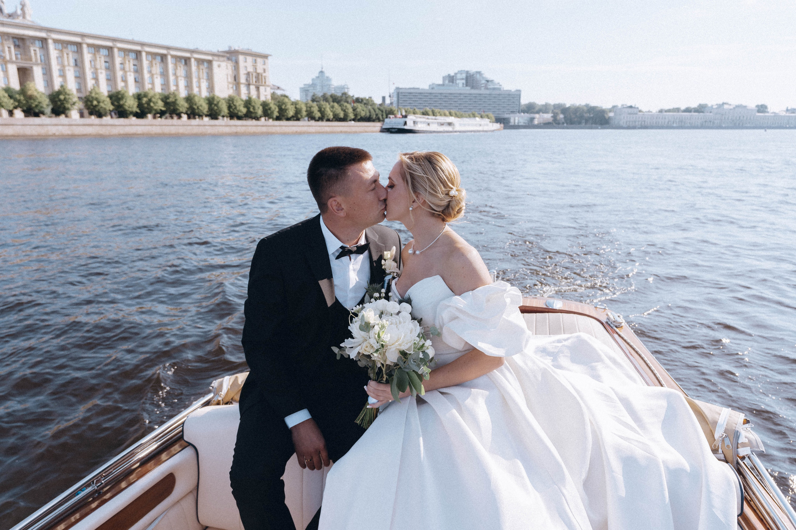 СВАДЕНБНАЯ СЬЕМКА НА КАТЕРЕ ПО КАНАЛАМ САНКТ-ПЕТЕРБУРГА И В АКВАТОРИИ НЕВЫ. Профессиональный фотограф, Санкт-Петербург — Виктория Богомолова