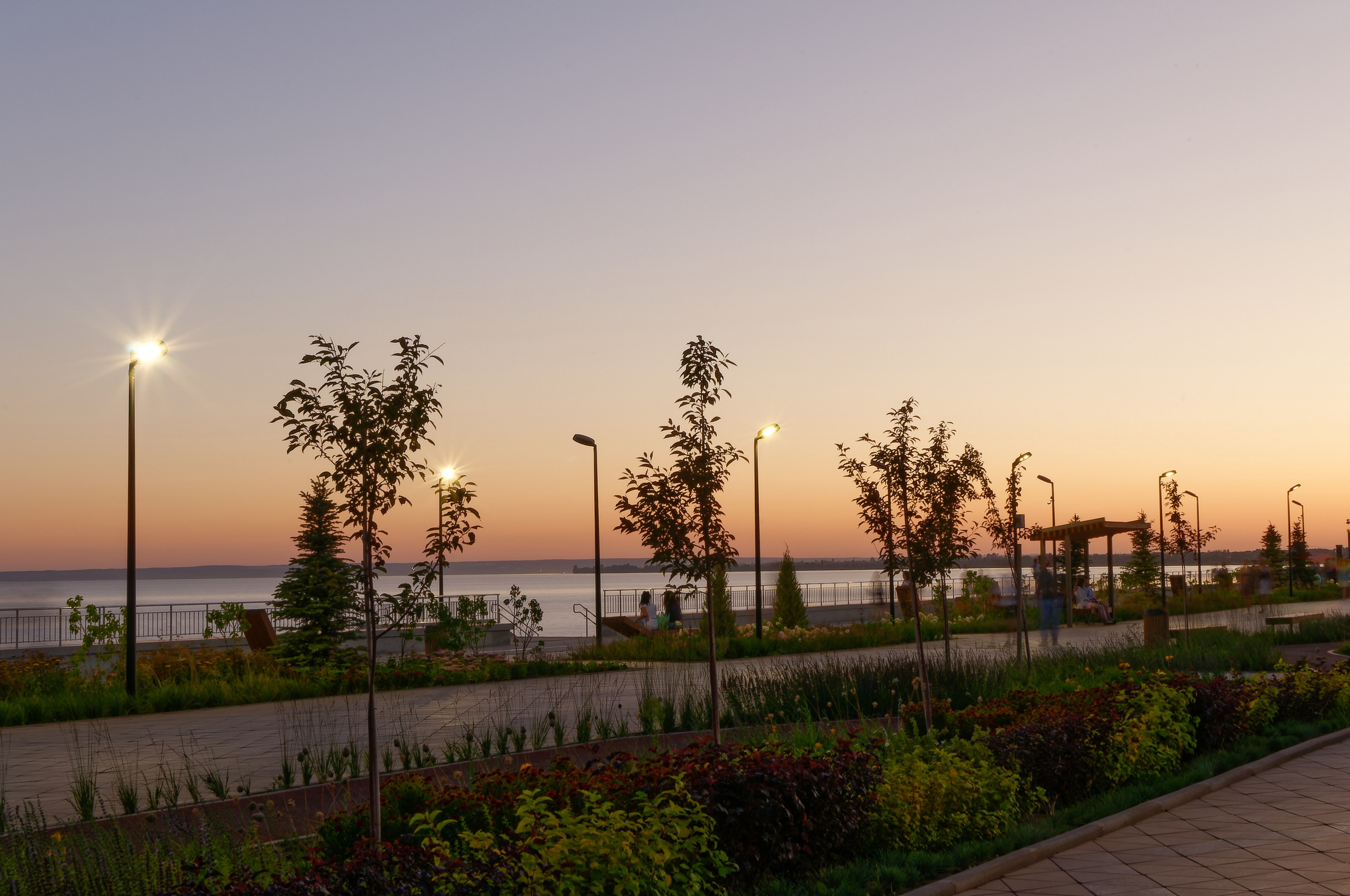 Уличное освещение/набережная. Фотограф Алексей Преображенский