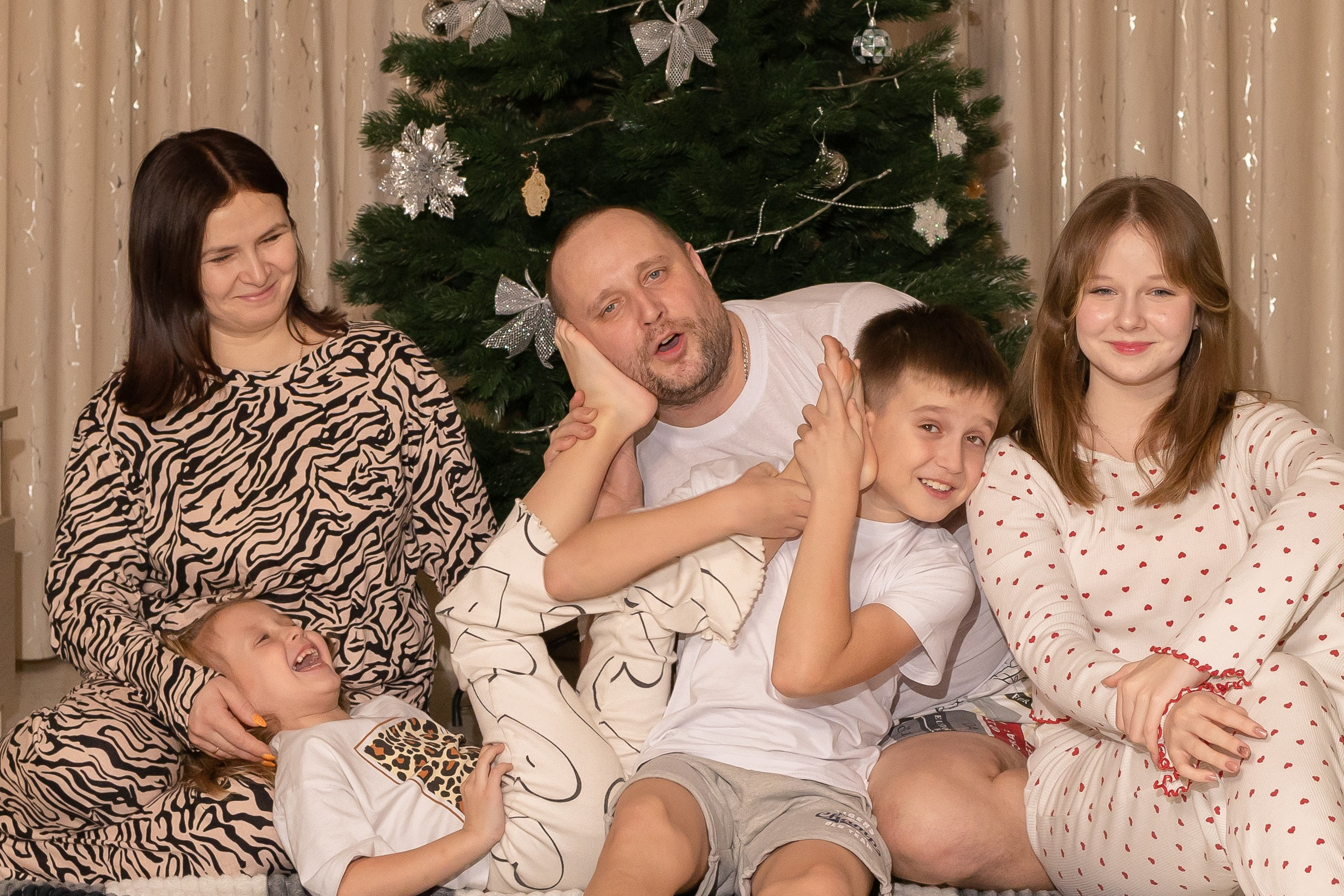 Семейная новогодняя фотосессия дома
