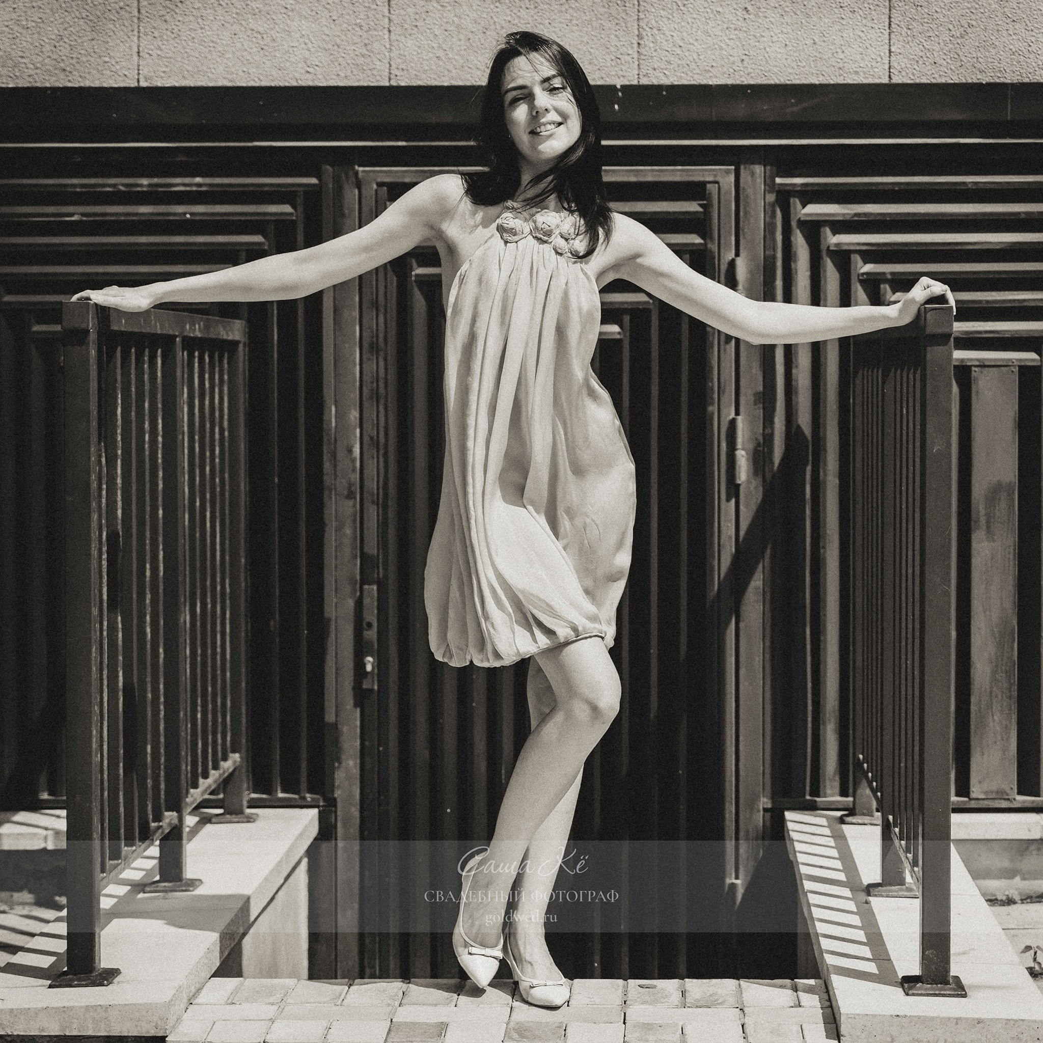 Стильная фотосессия fashion, прогулка по парку, модель улыбается, искренние эмоции и нежность в светлом стиле. Фотограф Новосибирск — Саша Кё.