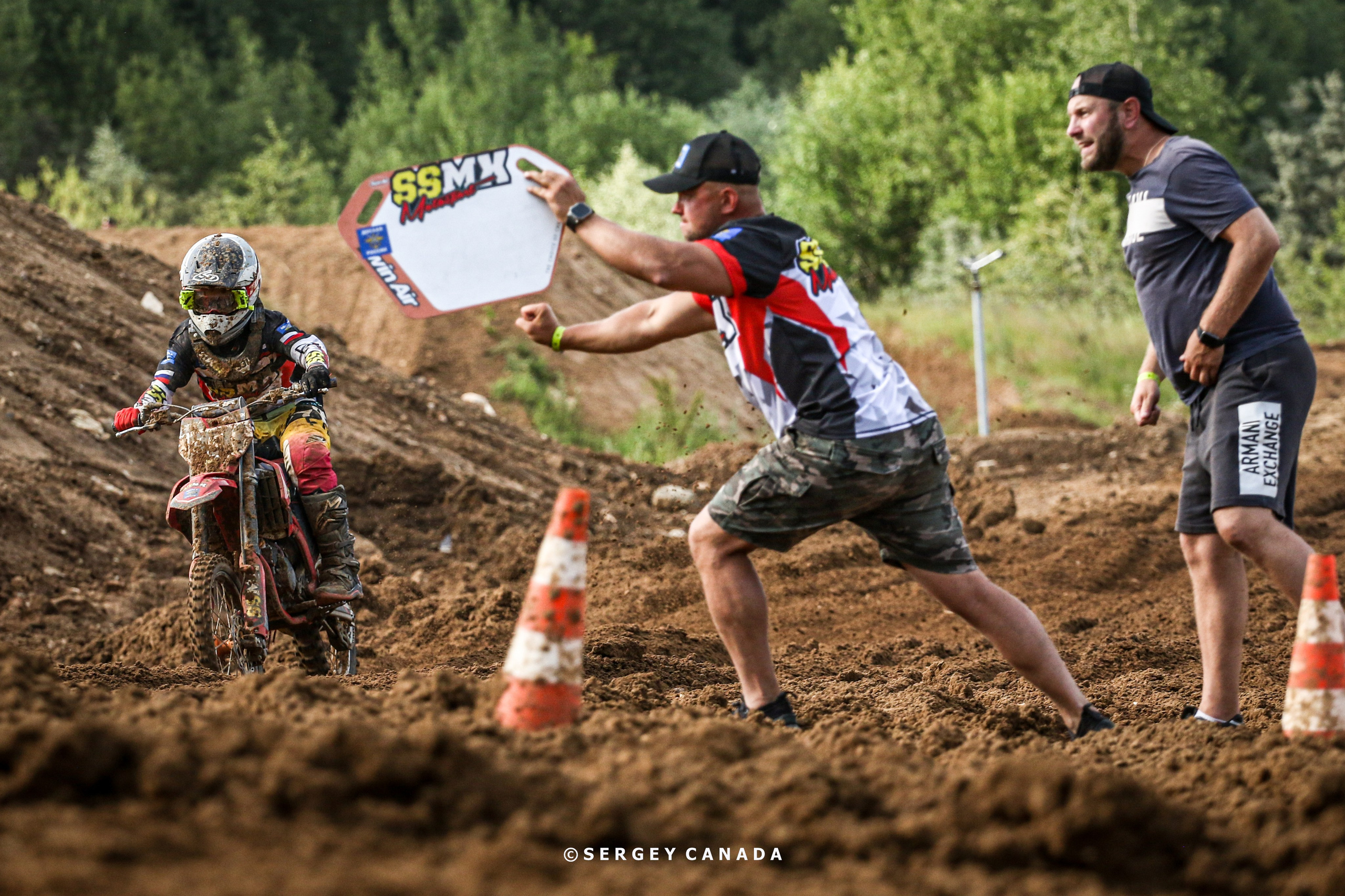 Мотогонщик и тренер дави на газ Москва МФР