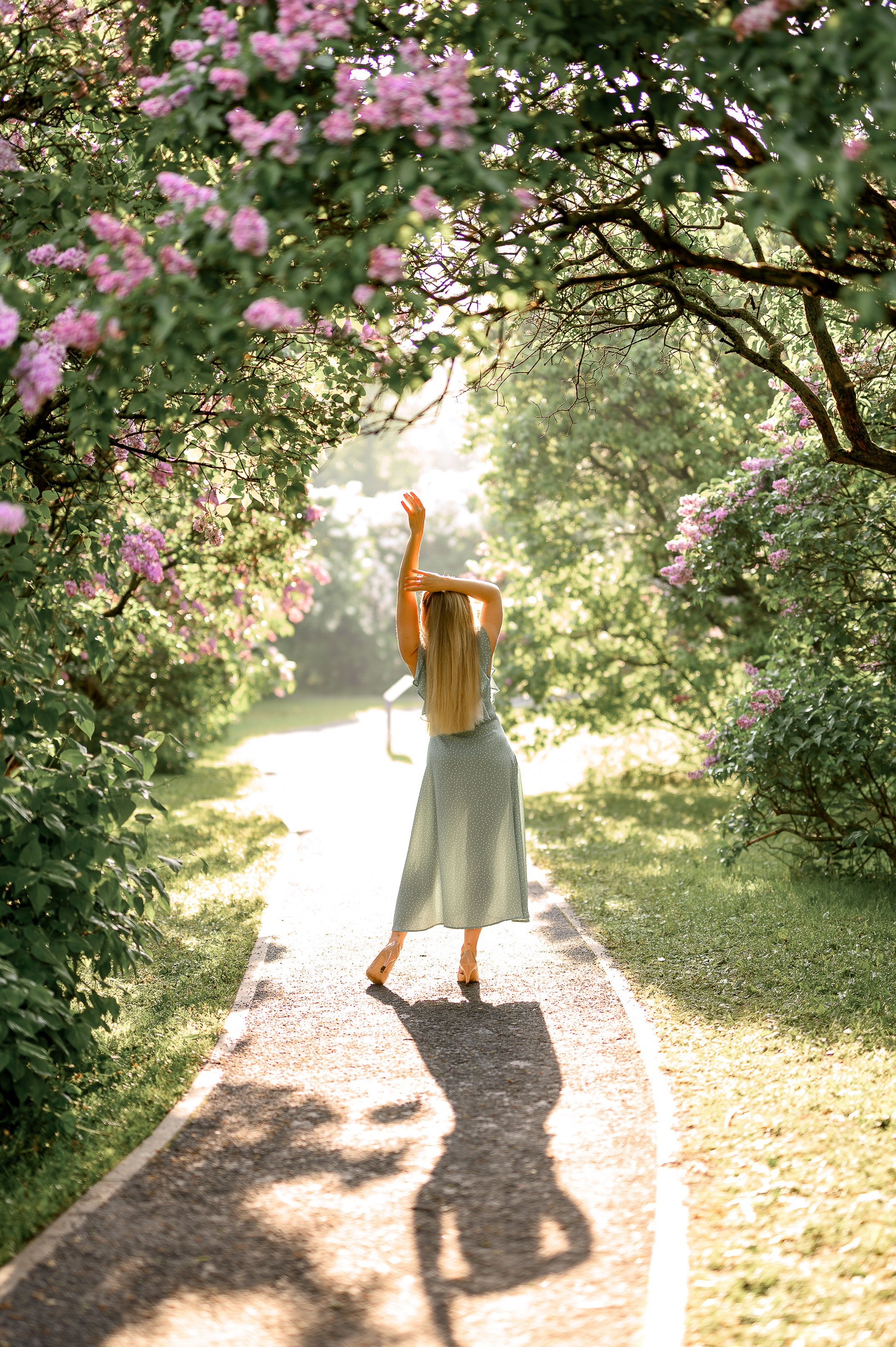 Анастасия. Фотосессия в цветении в Сиреневом саду в Москве. Semerlina.ru